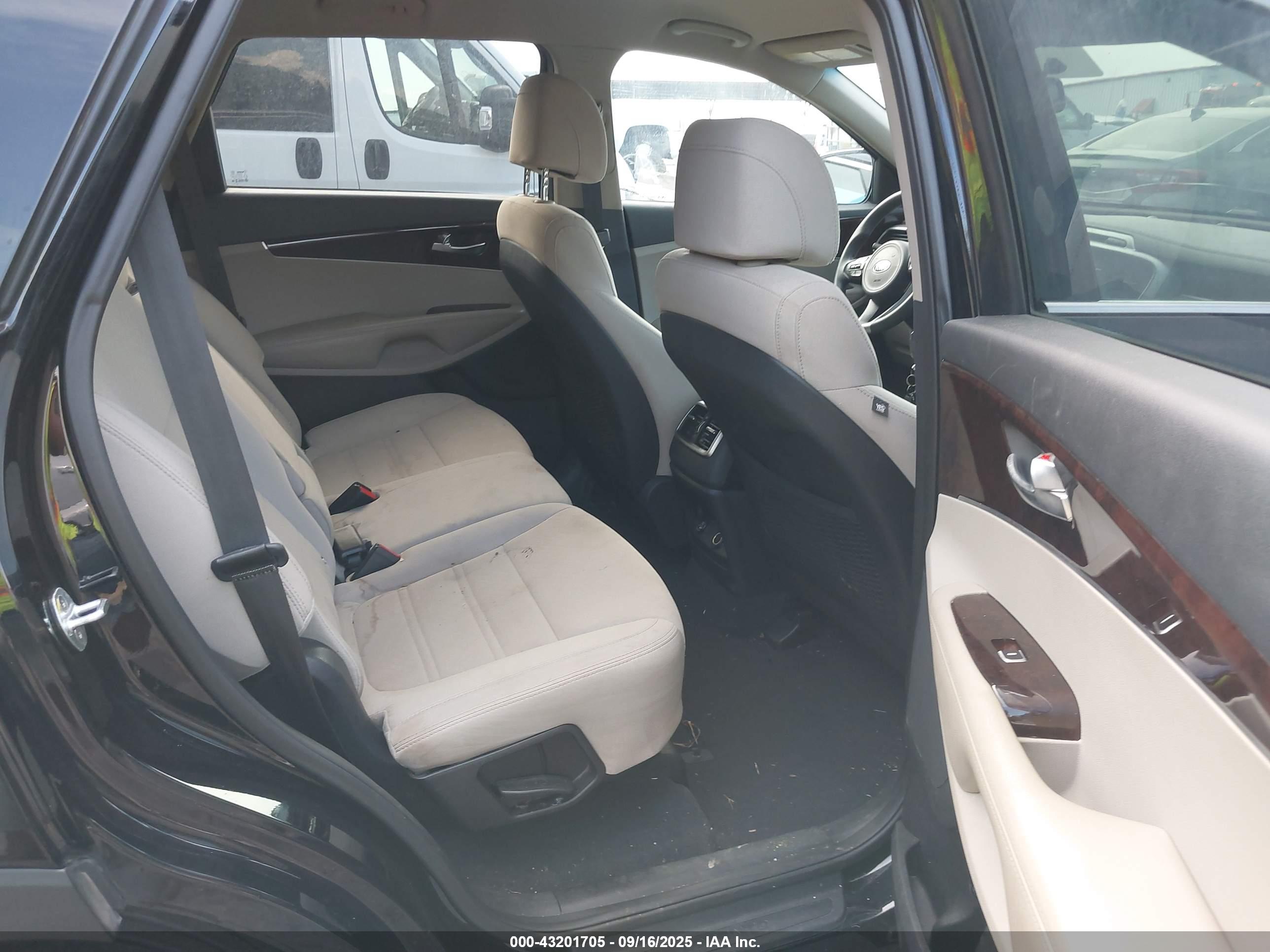 KIA SORENTO image 8