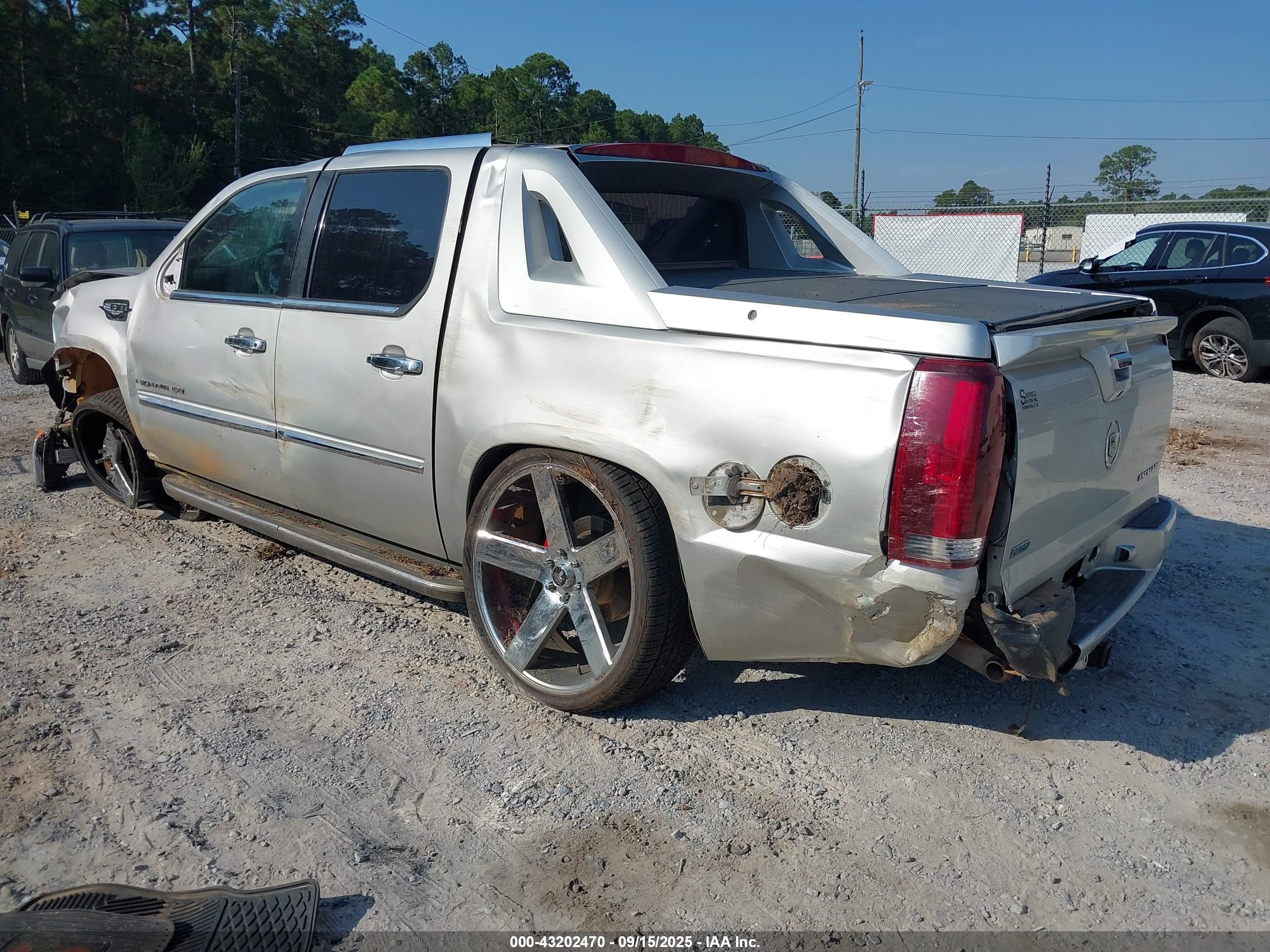 CADILLAC ESCALADE image 3