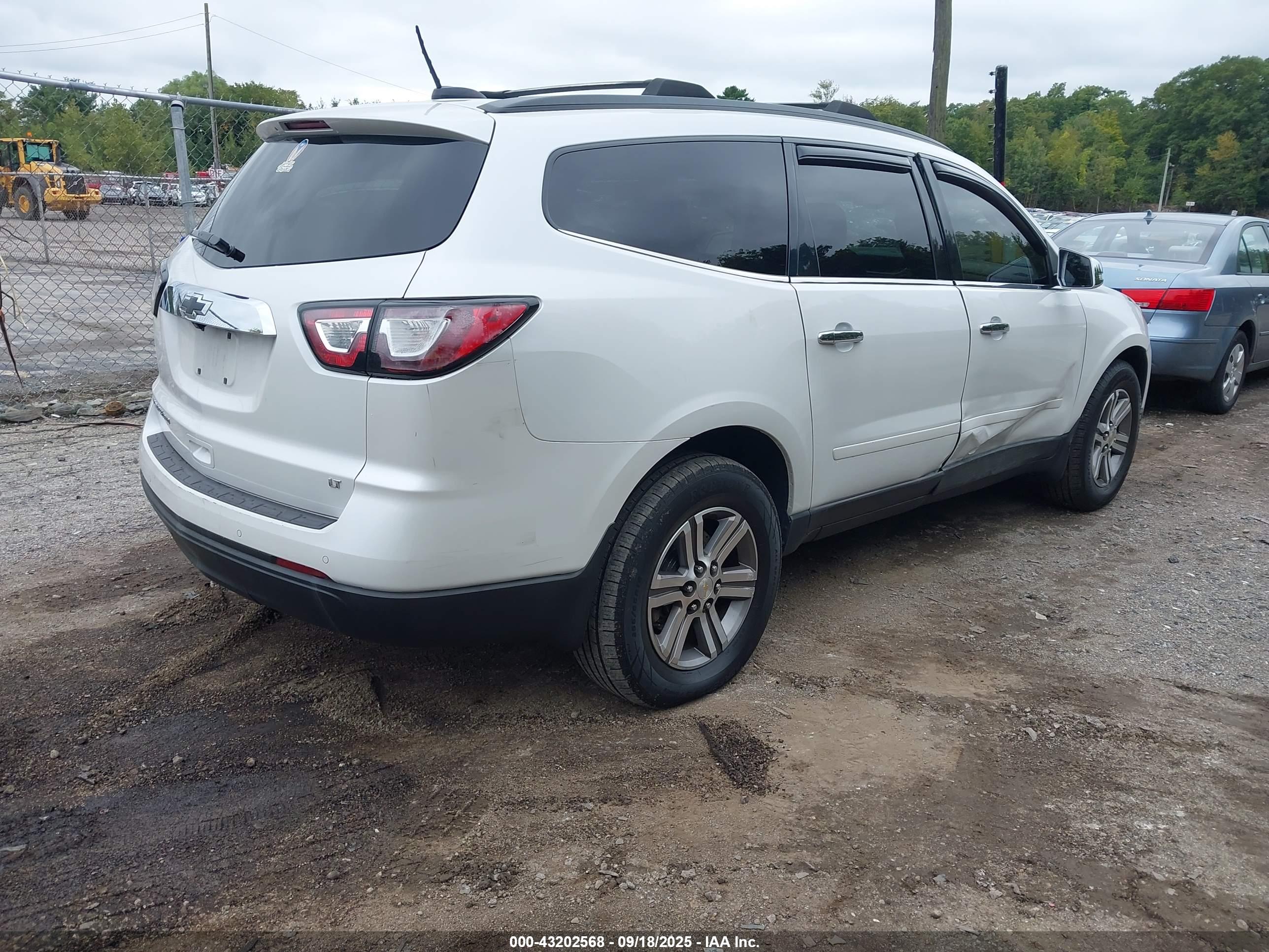 CHEVROLET TRAVERSE image 4