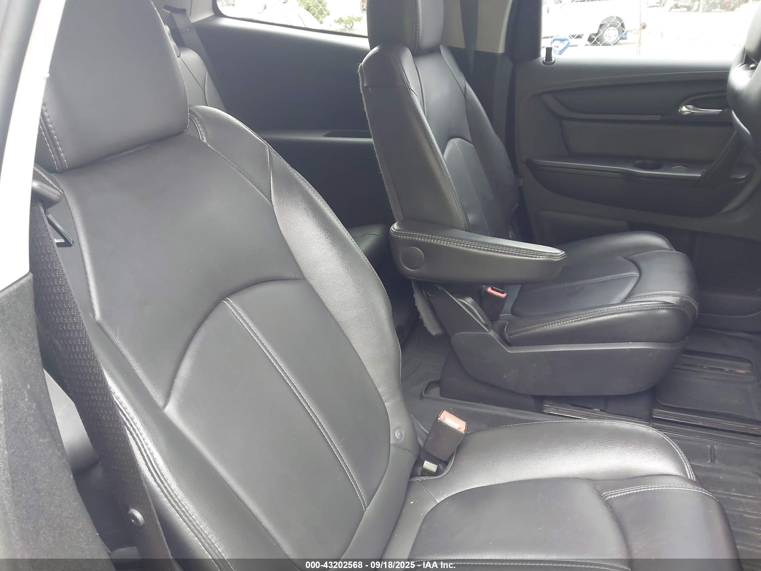 CHEVROLET TRAVERSE image 8