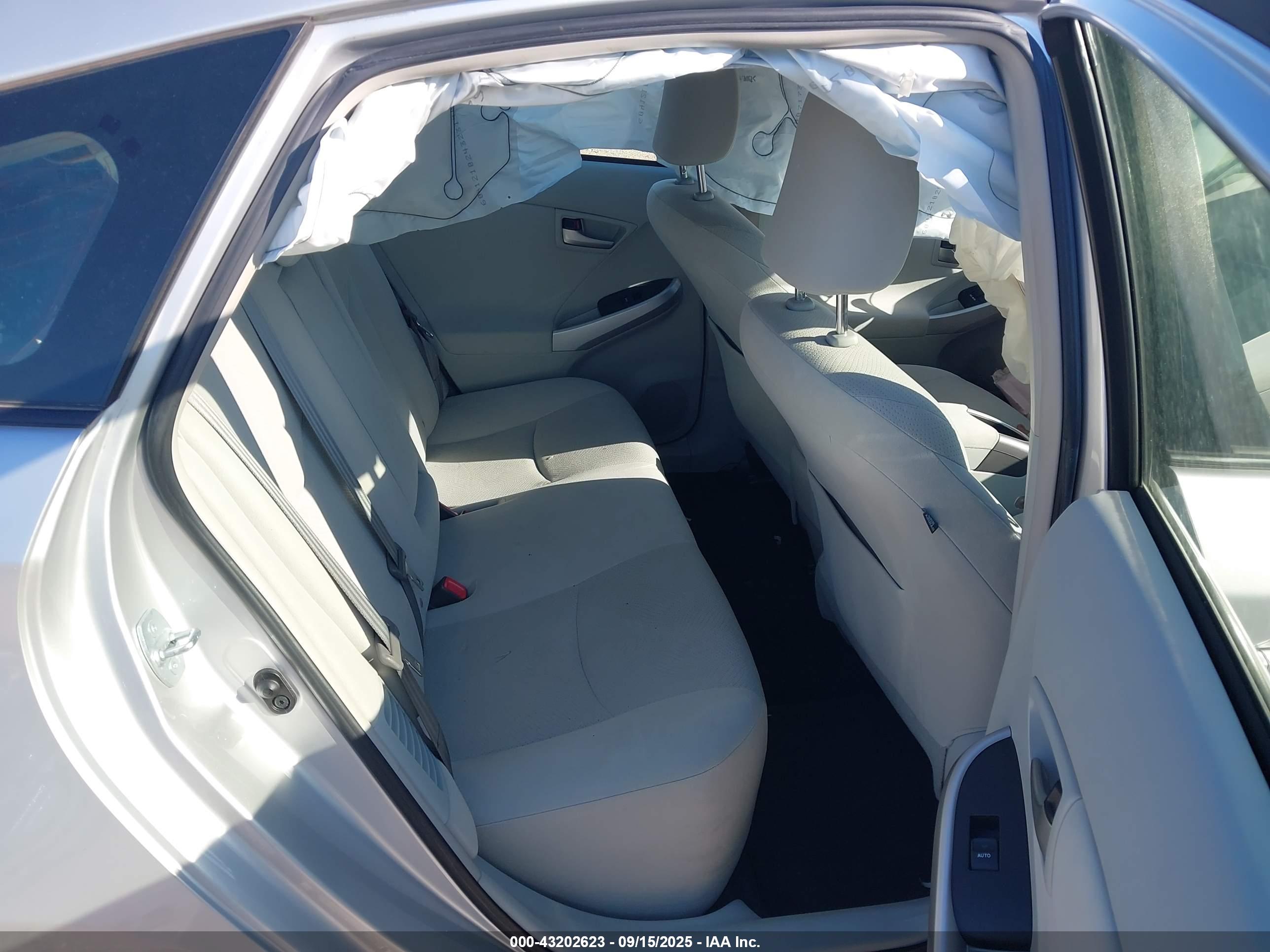 TOYOTA PRIUS image 8