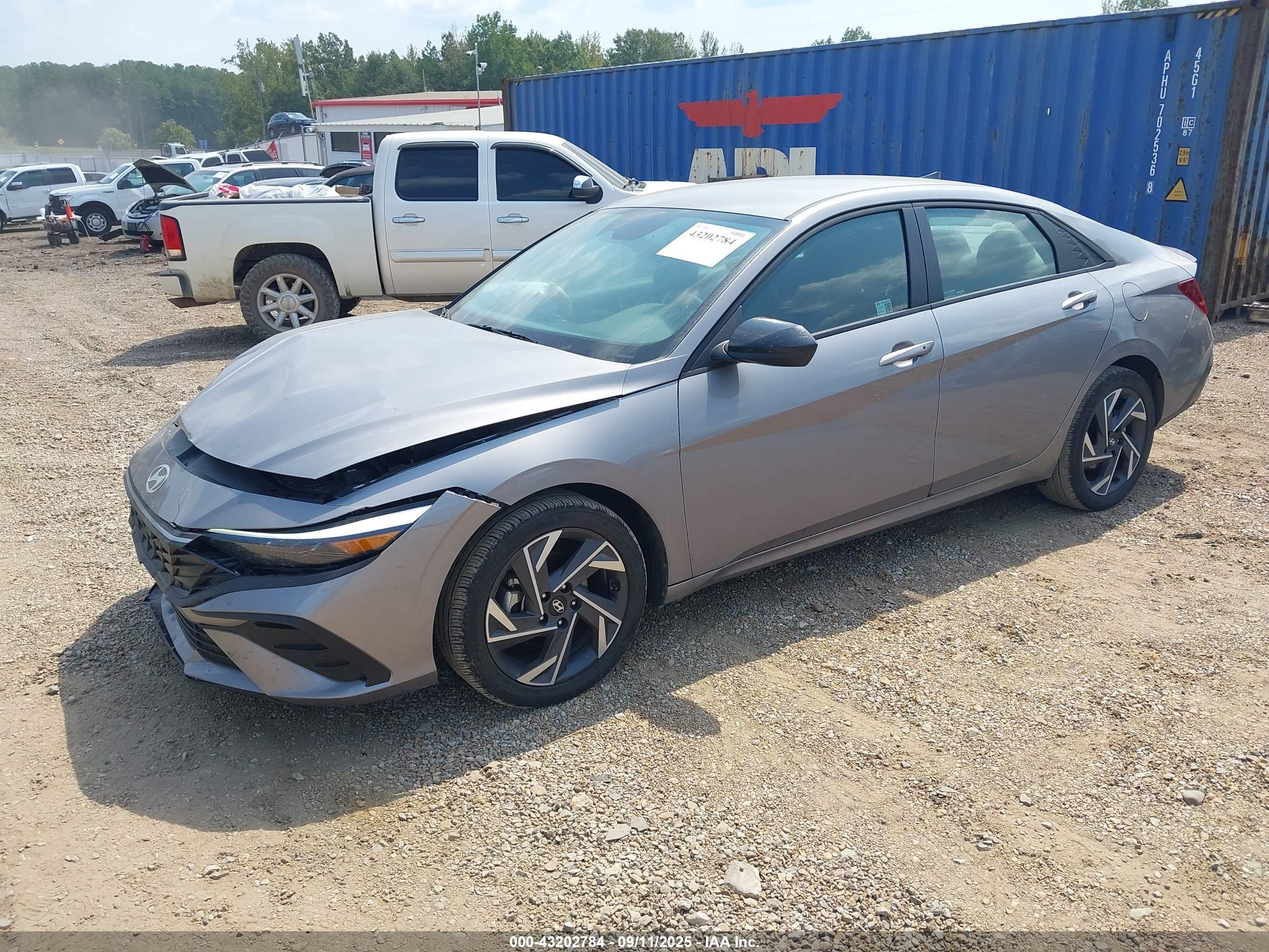 HYUNDAI ELANTRA image 2