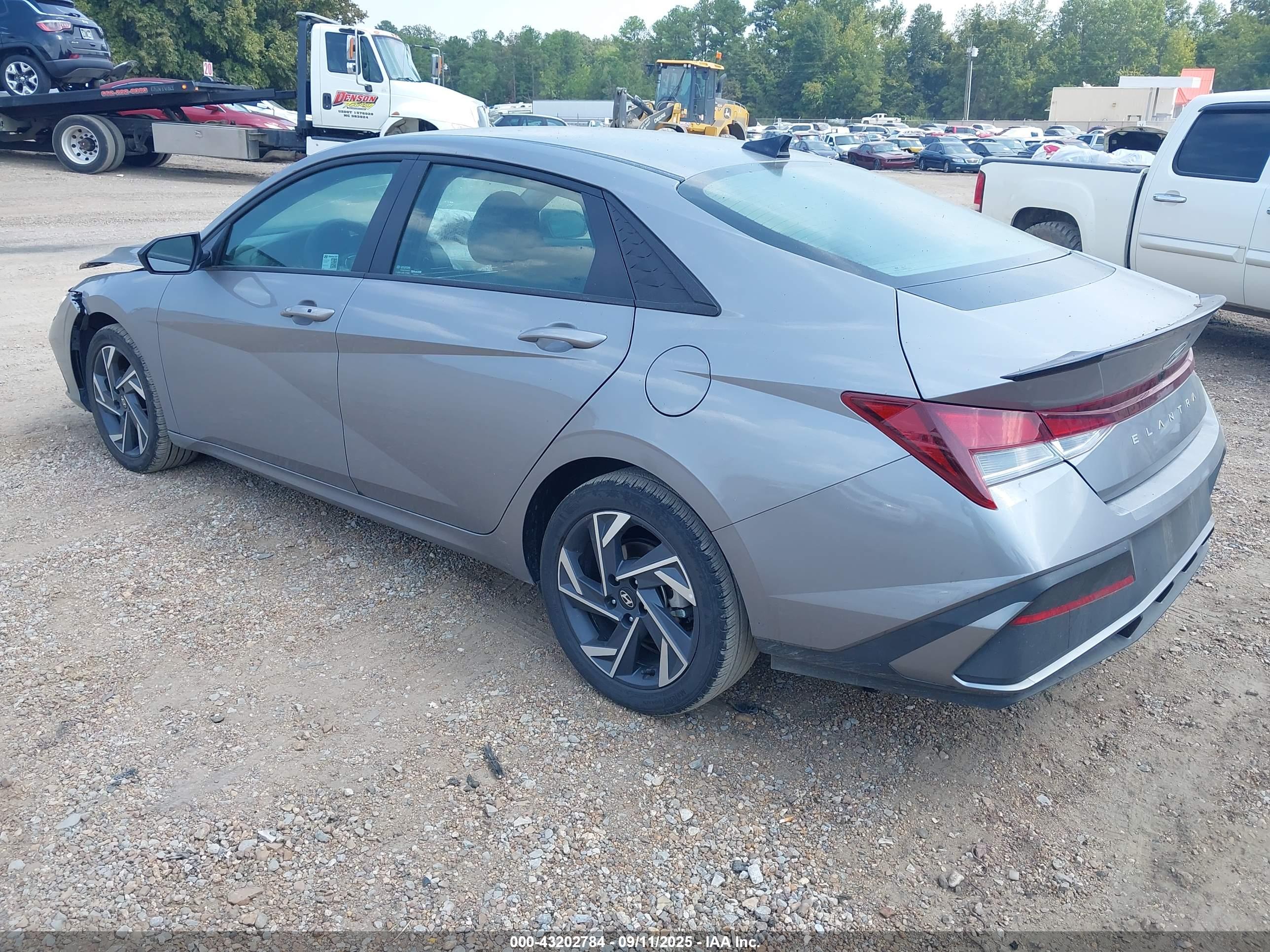 HYUNDAI ELANTRA image 3