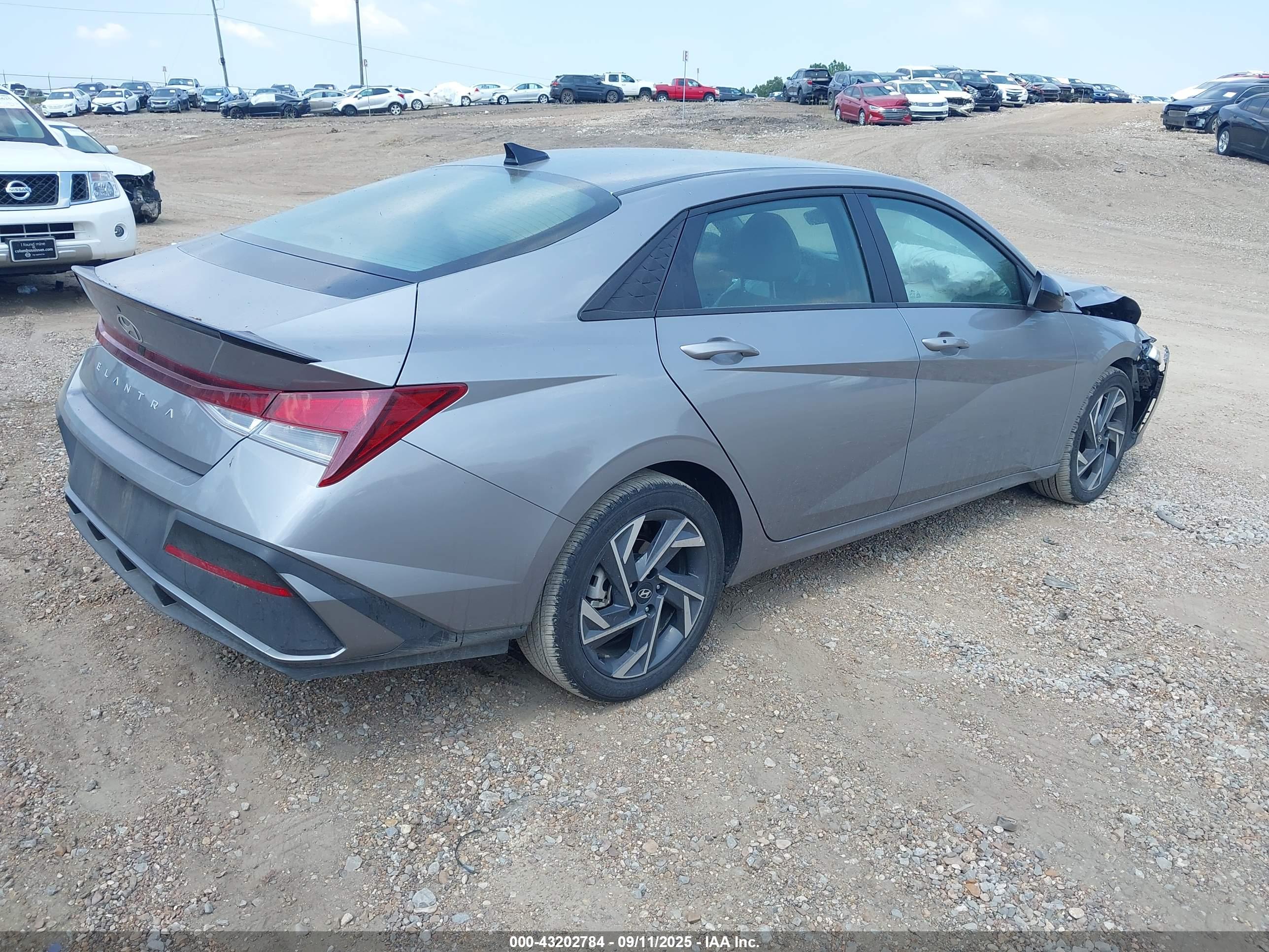HYUNDAI ELANTRA image 4