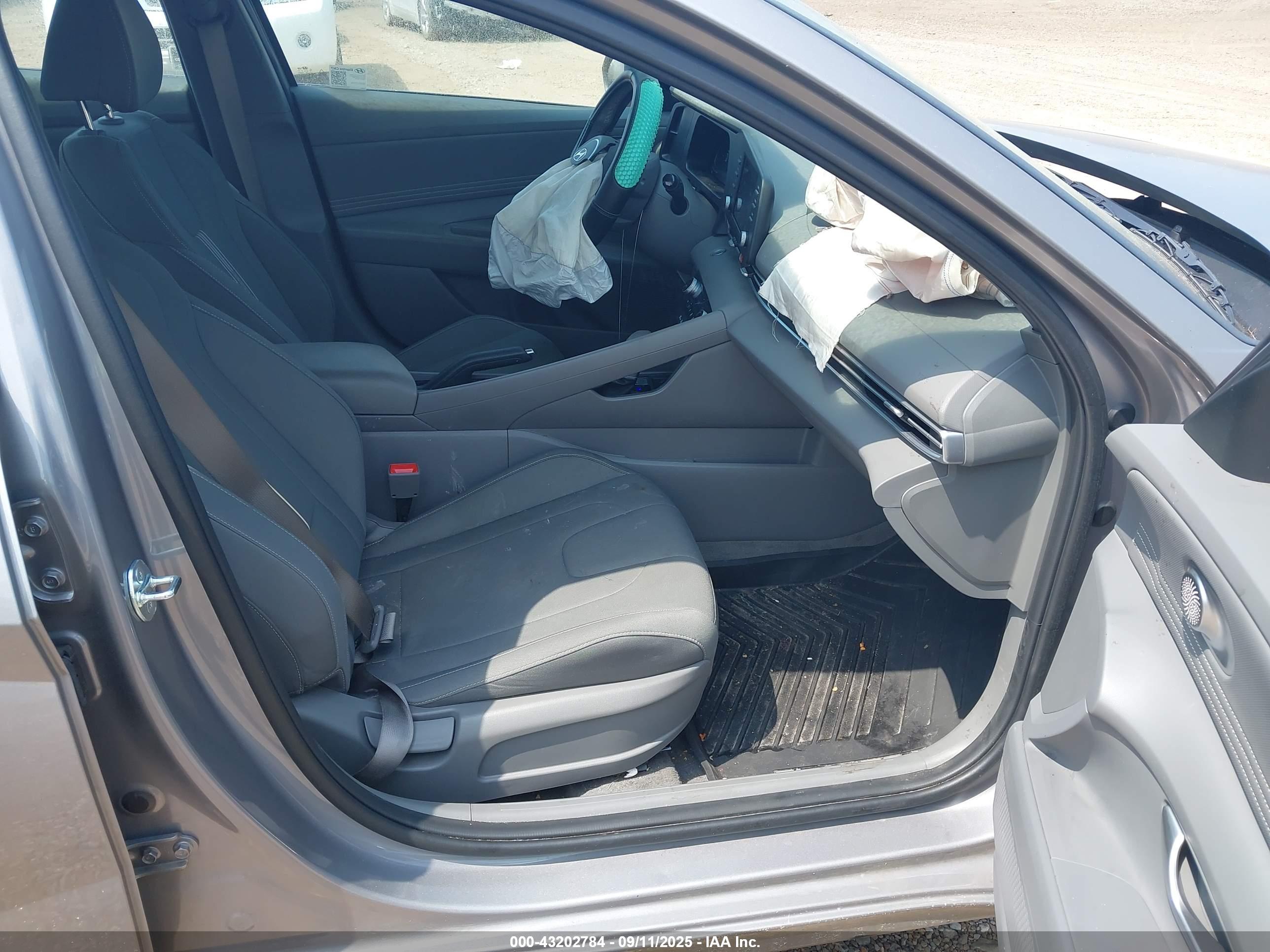 HYUNDAI ELANTRA image 5