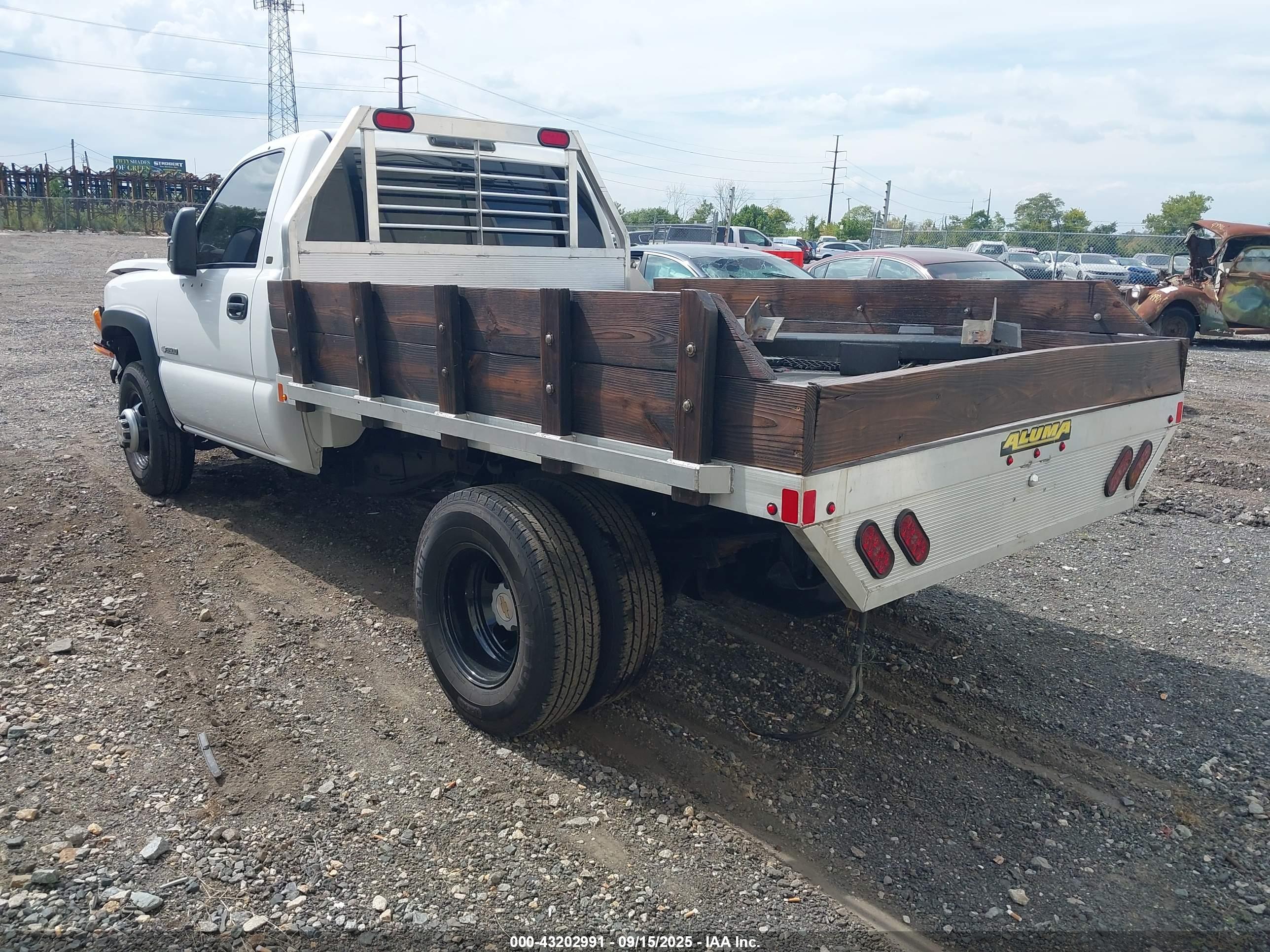 CHEVROLET SILVERADO image 3