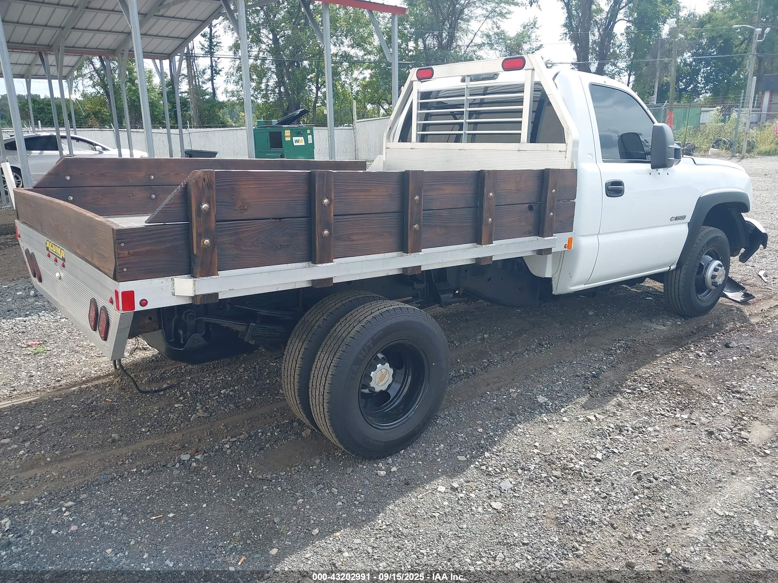 CHEVROLET SILVERADO image 4