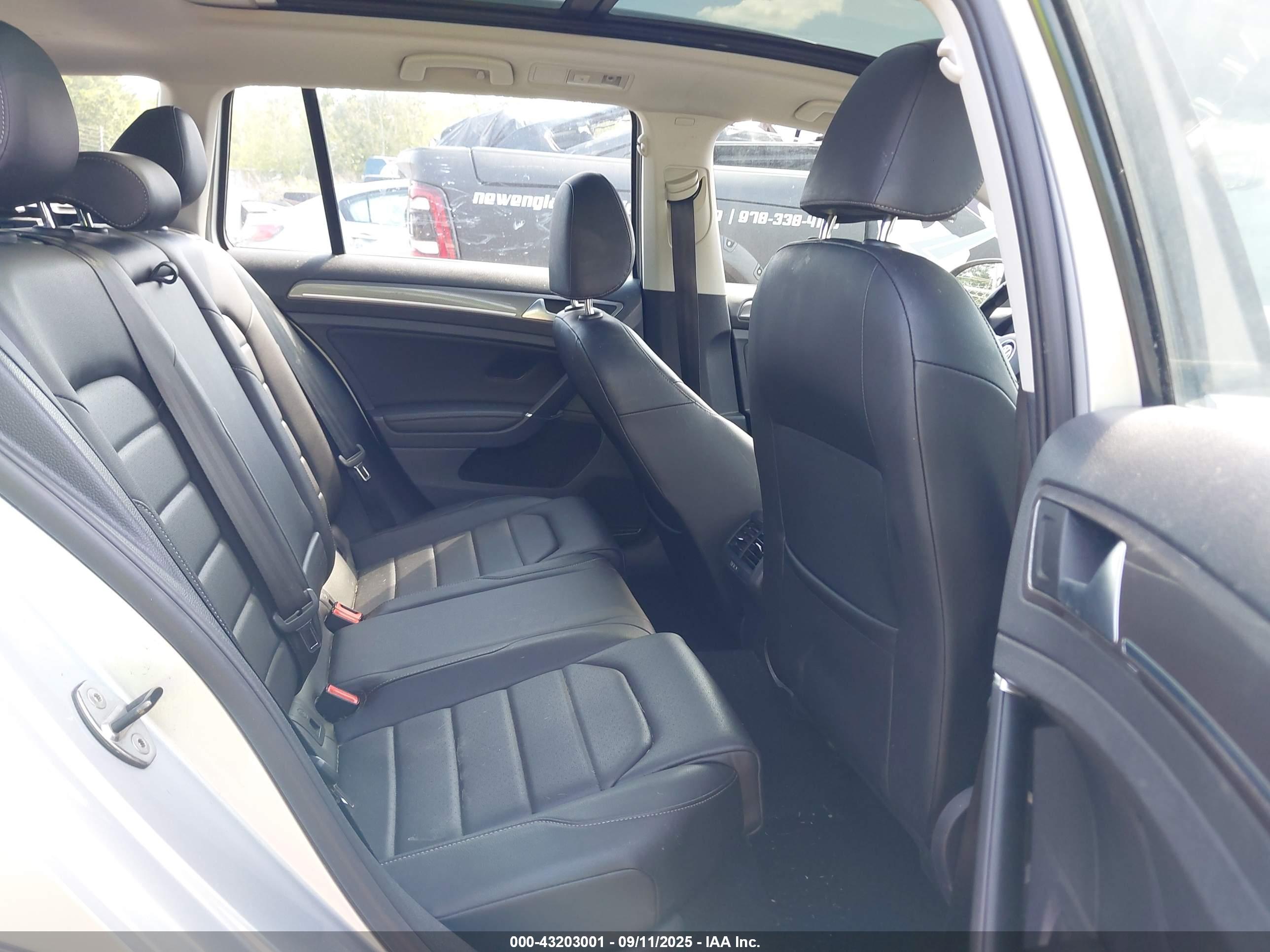 VOLKSWAGEN GOLF image 8