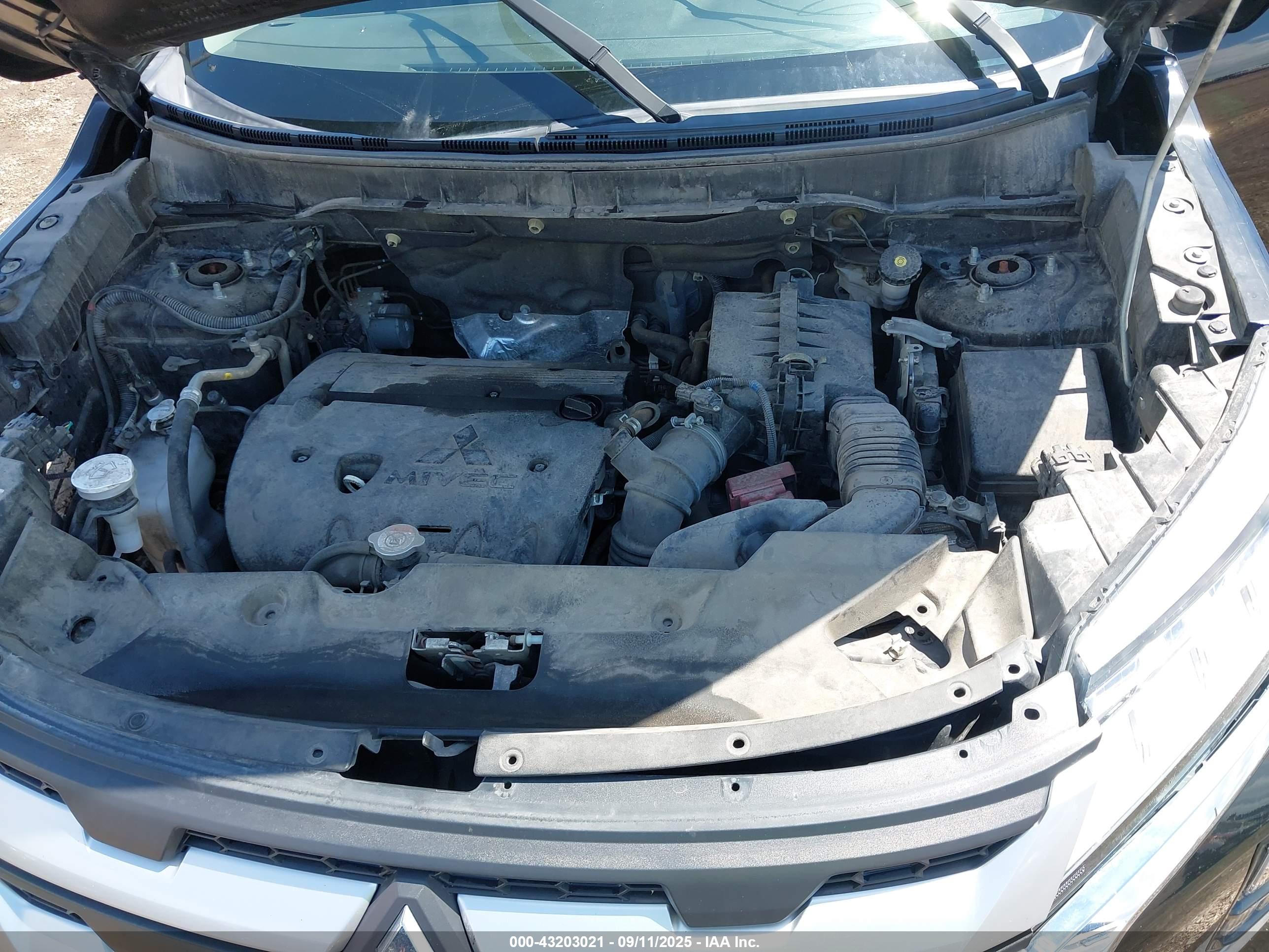 MITSUBISHI OUTLANDER image 10