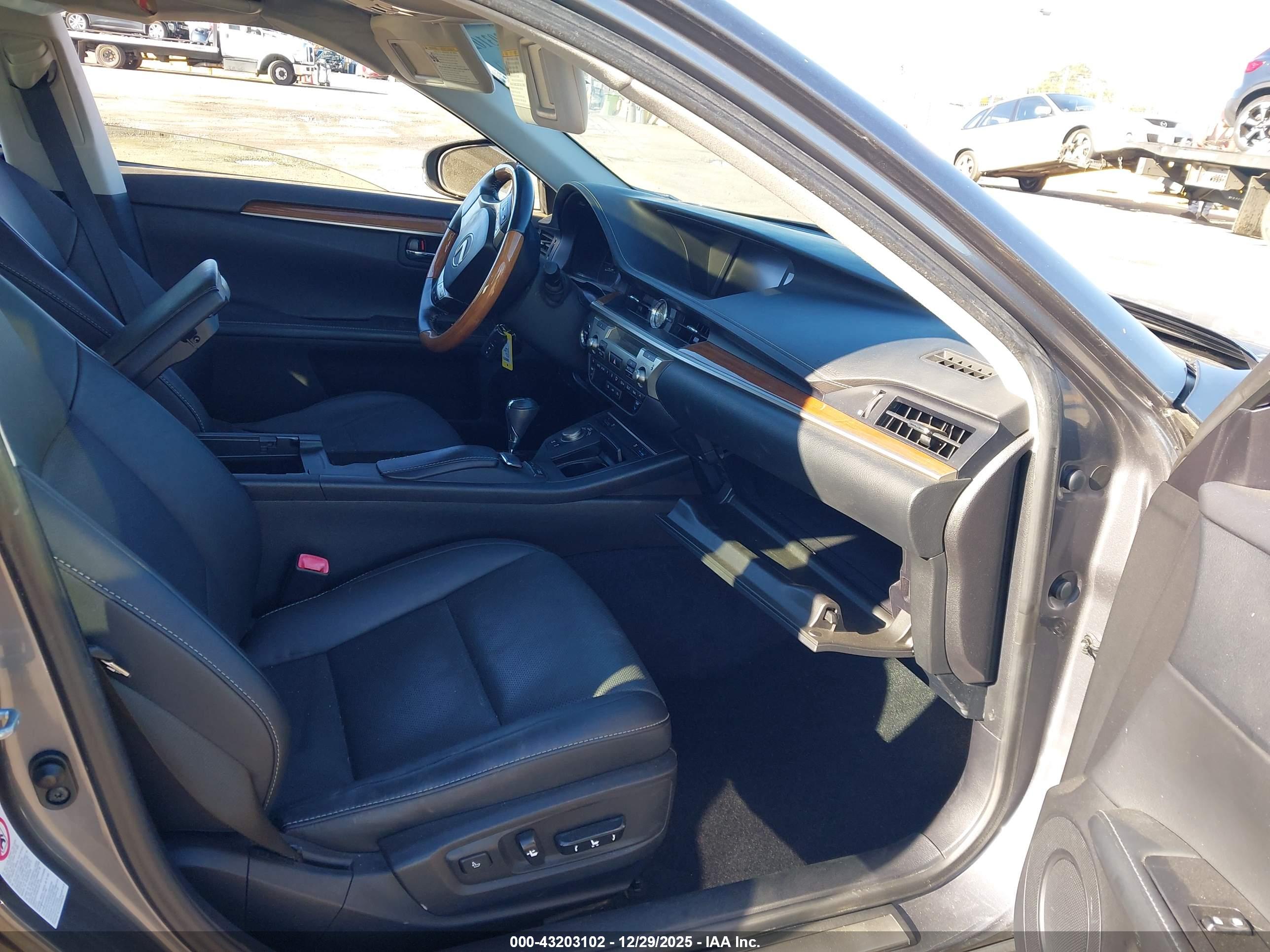 LEXUS ES image 5