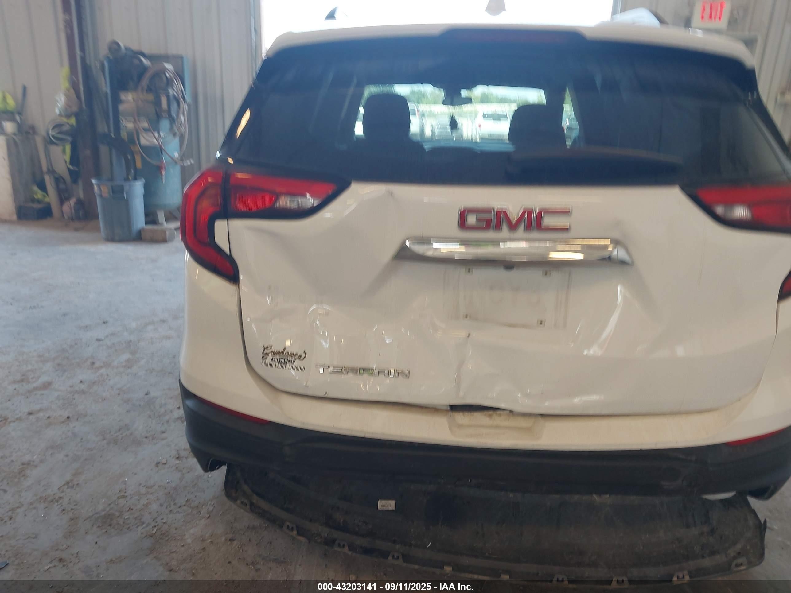 GMC TERRAIN image 6