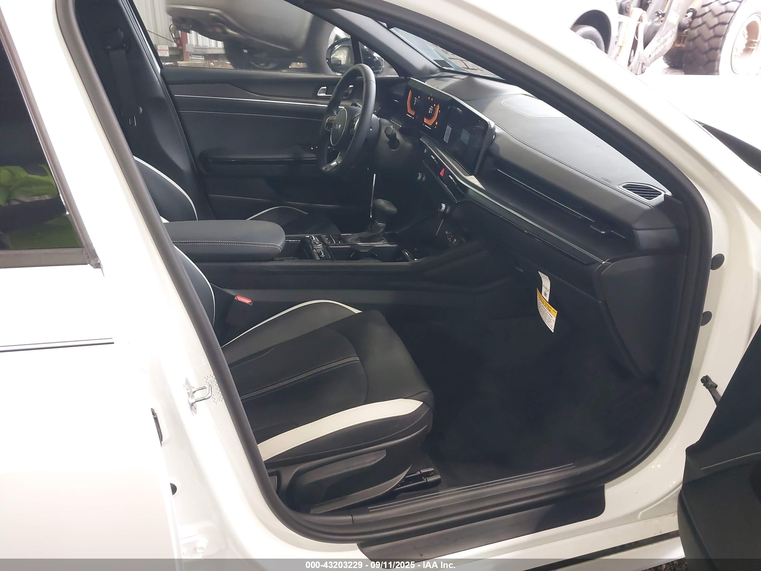 KIA K5 image 5