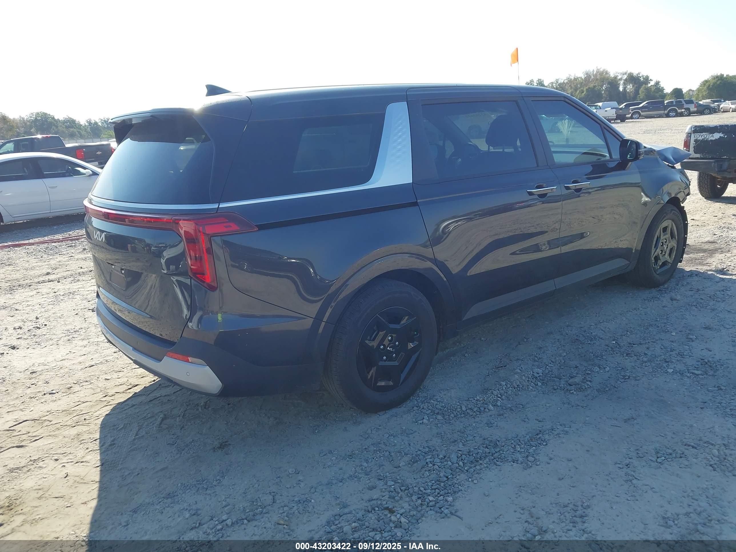 KIA CARNIVAL image 4