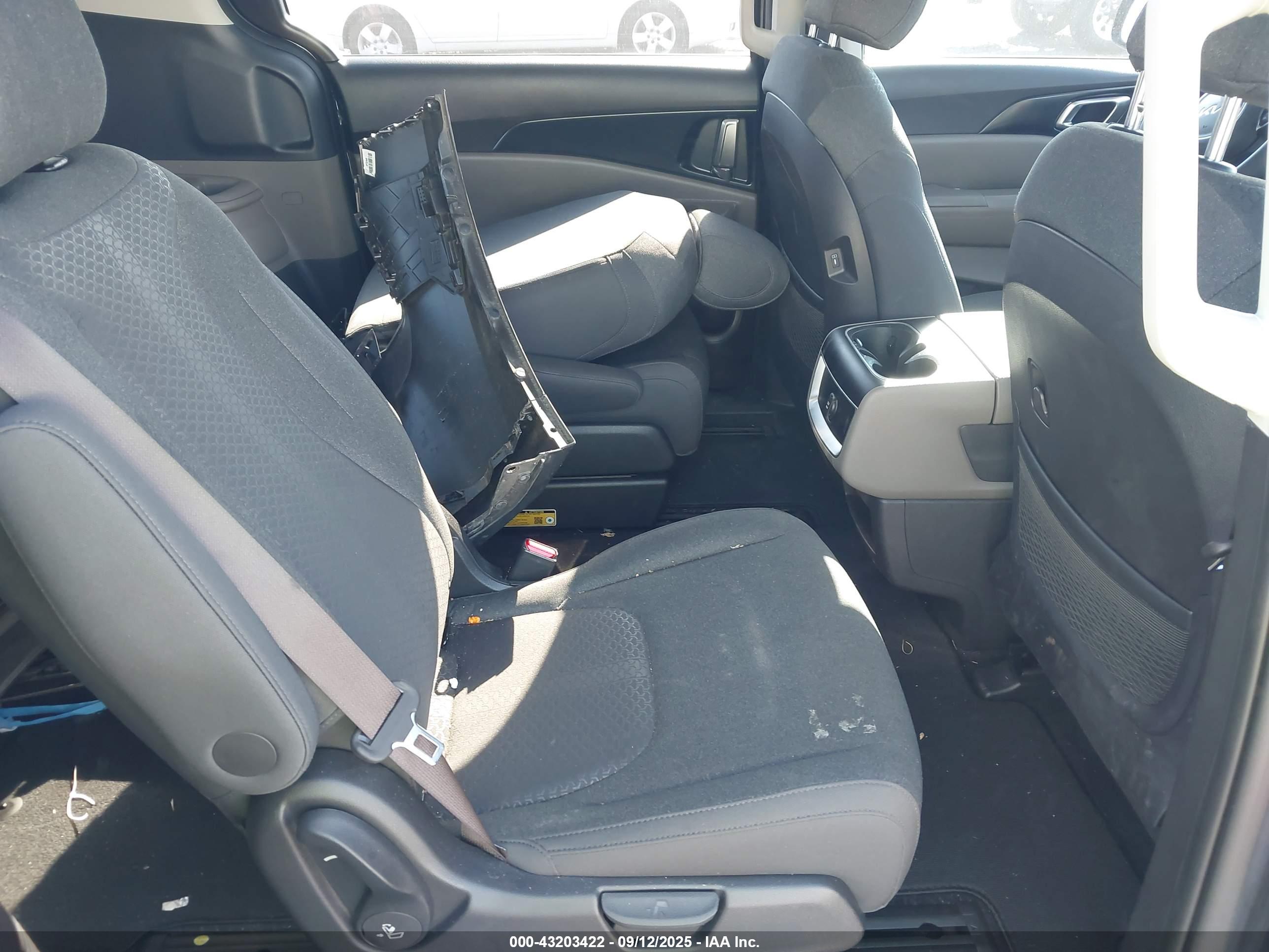 KIA CARNIVAL image 8