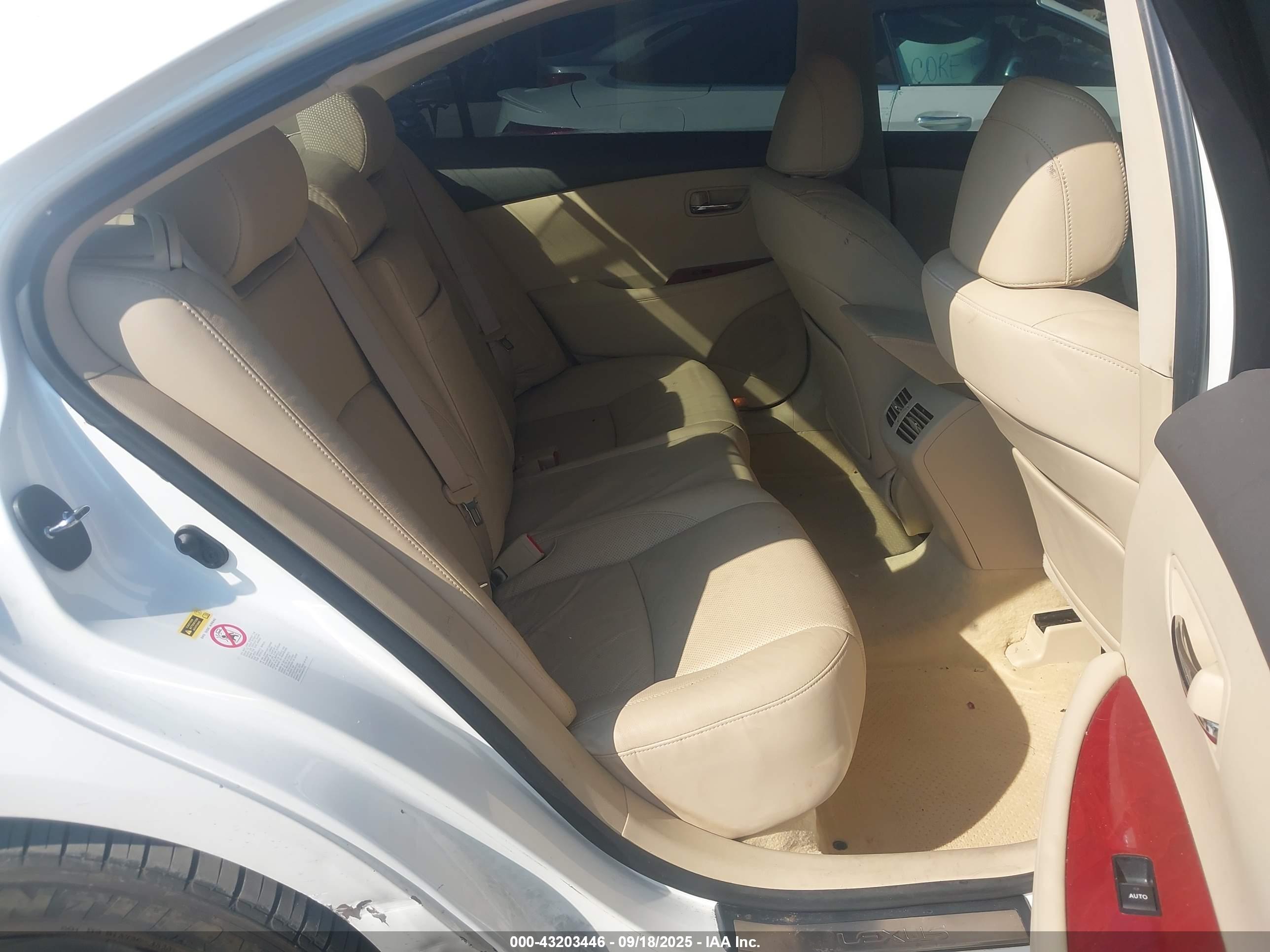 LEXUS ES image 8