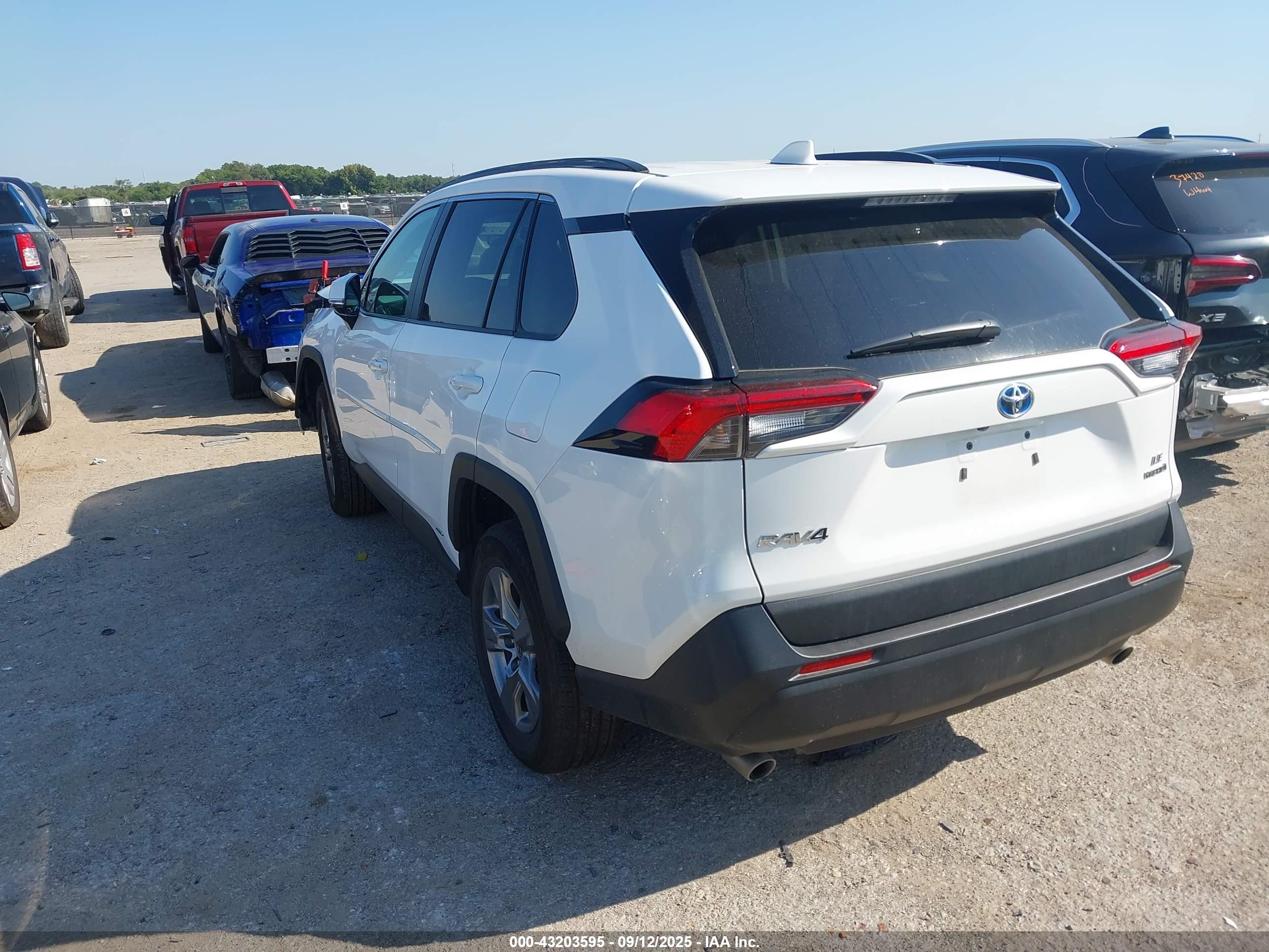 TOYOTA RAV4 image 3
