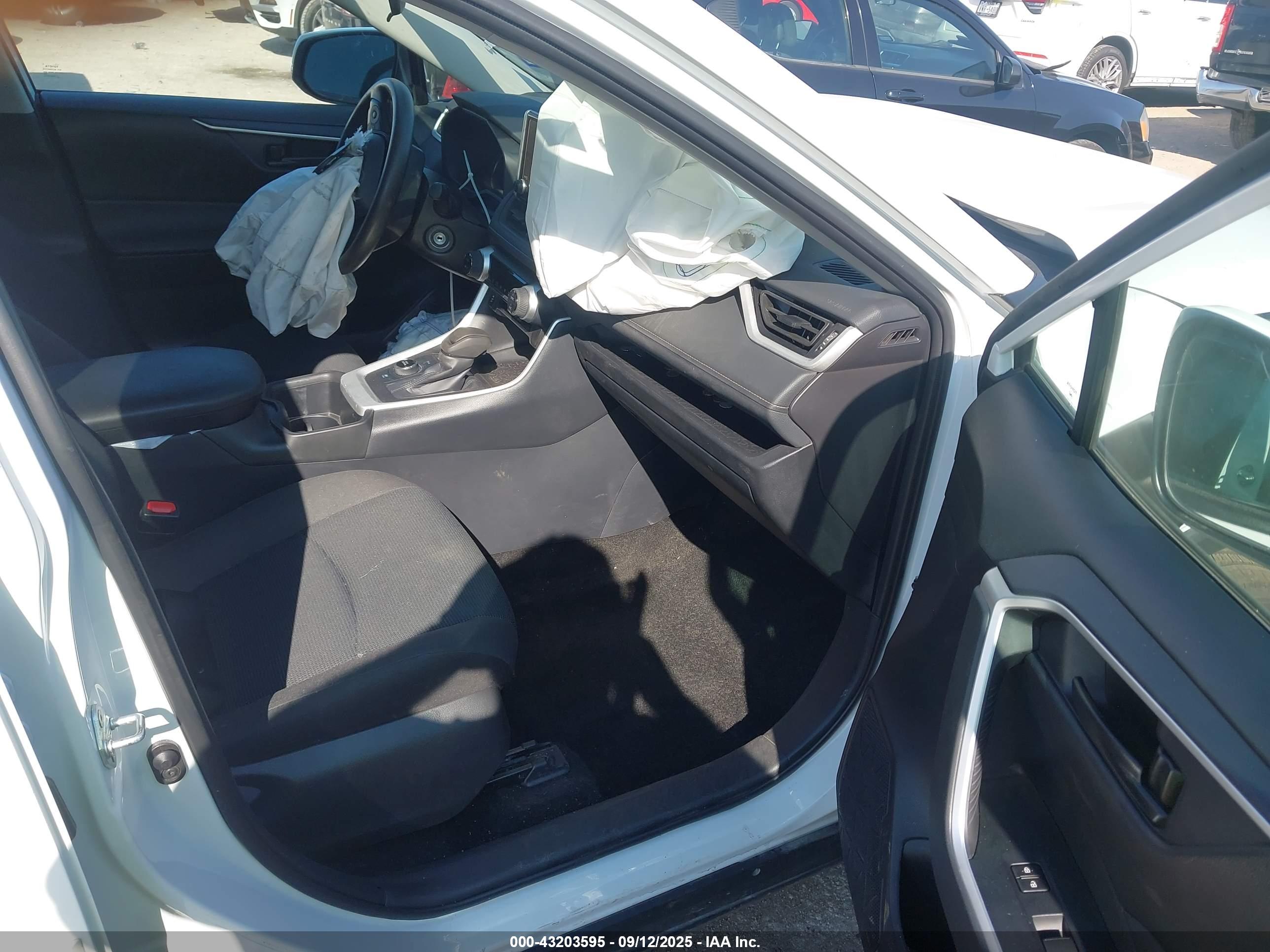 TOYOTA RAV4 image 5