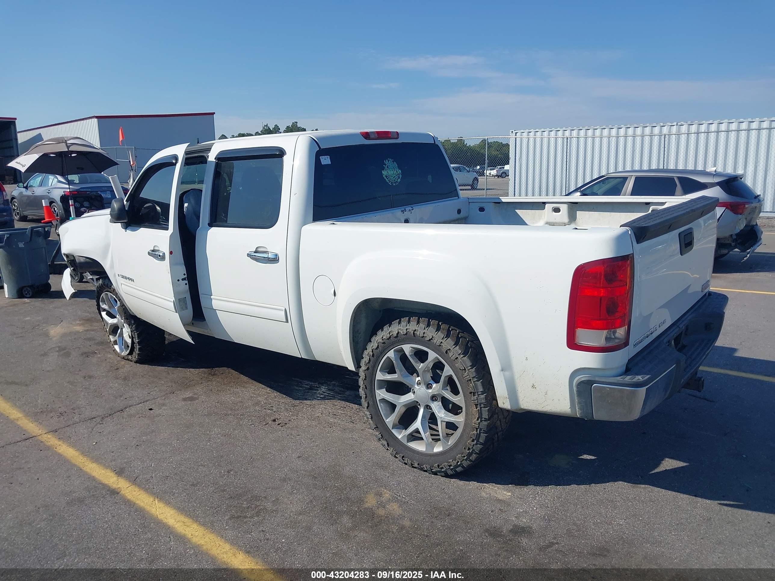 GMC SIERRA image 3