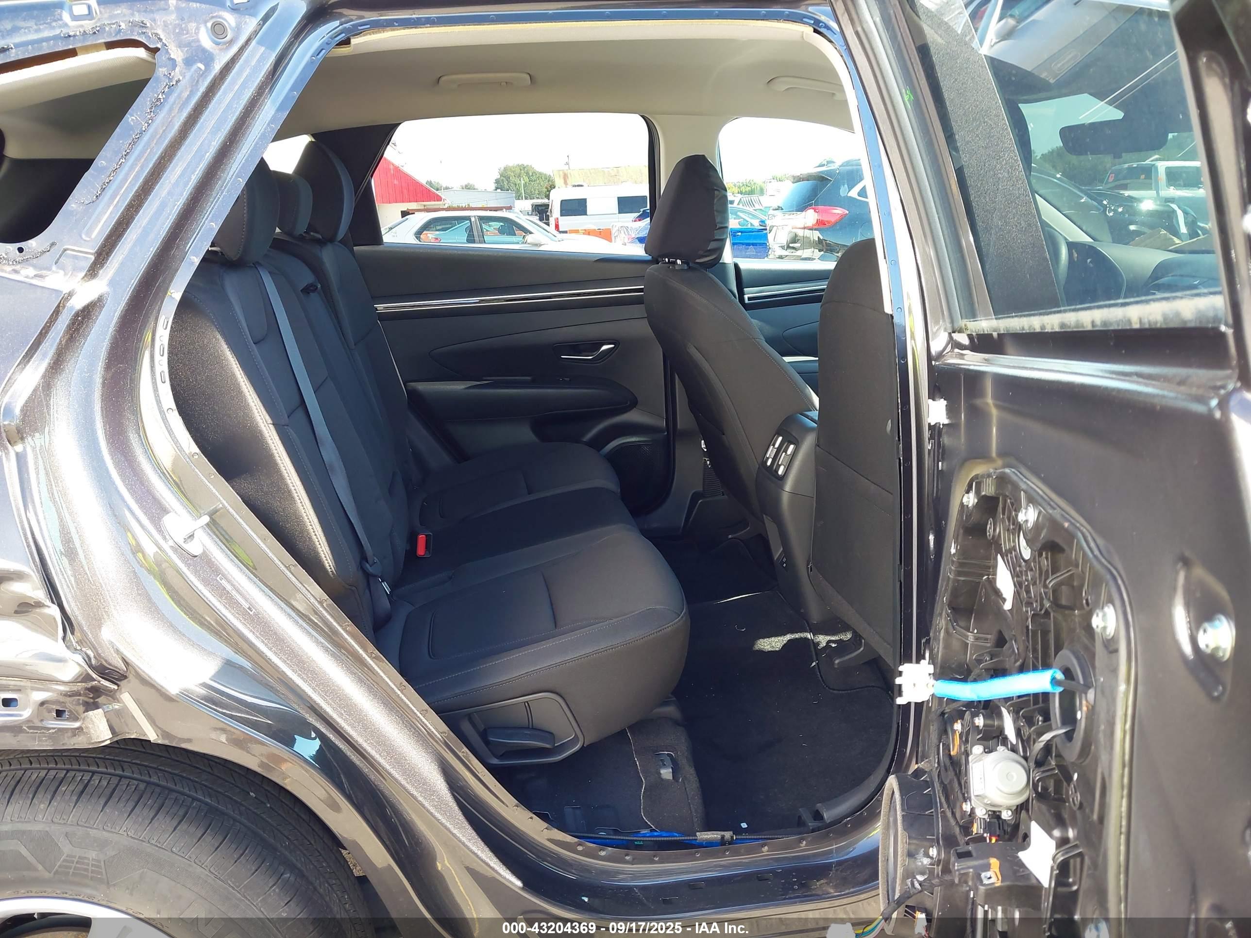 HYUNDAI TUCSON image 8