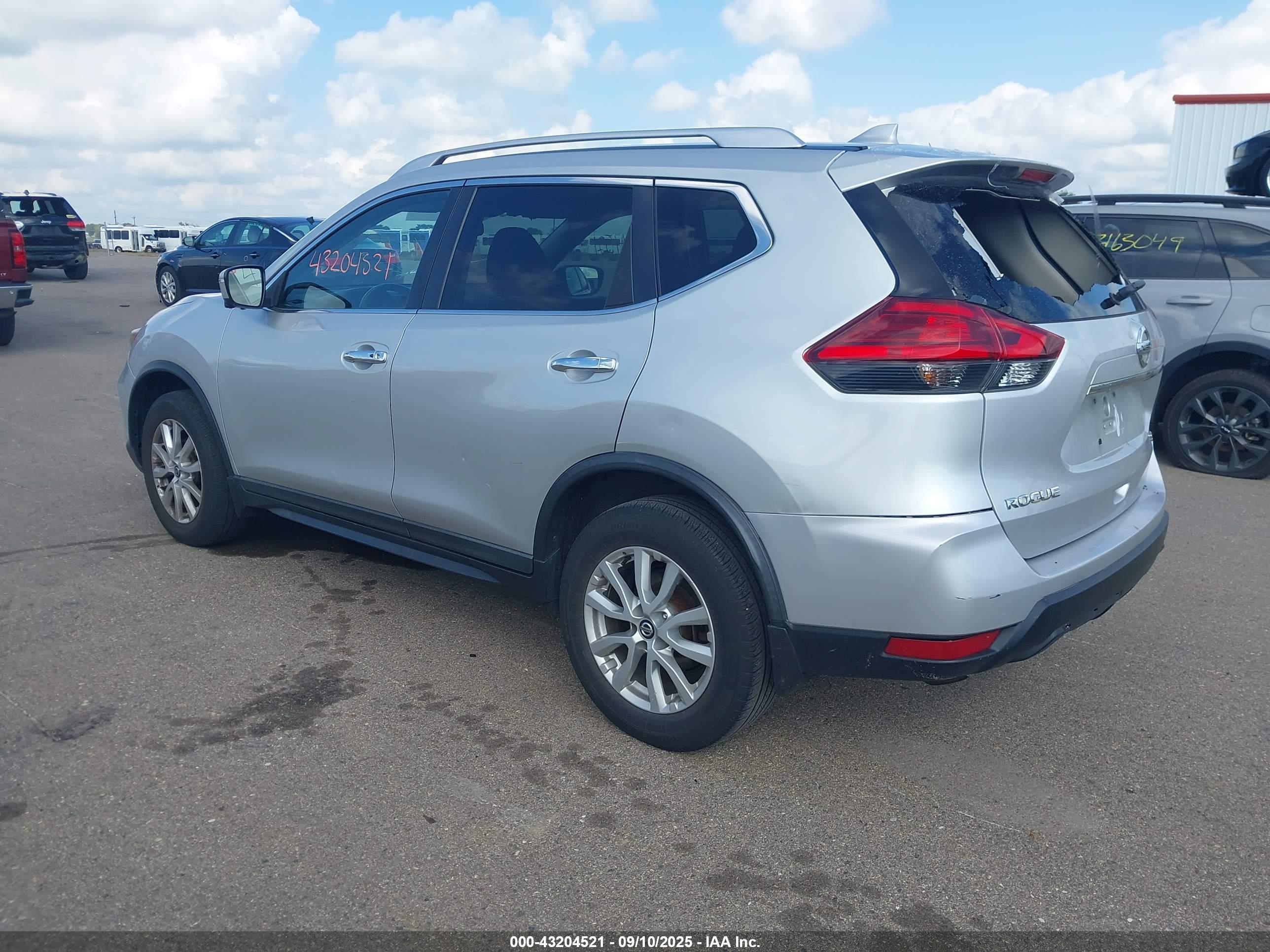 NISSAN ROGUE image 3