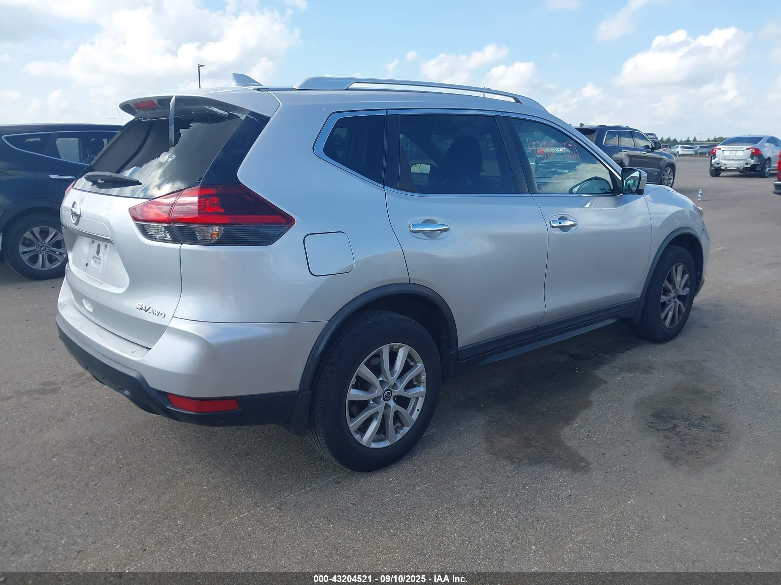 NISSAN ROGUE image 4