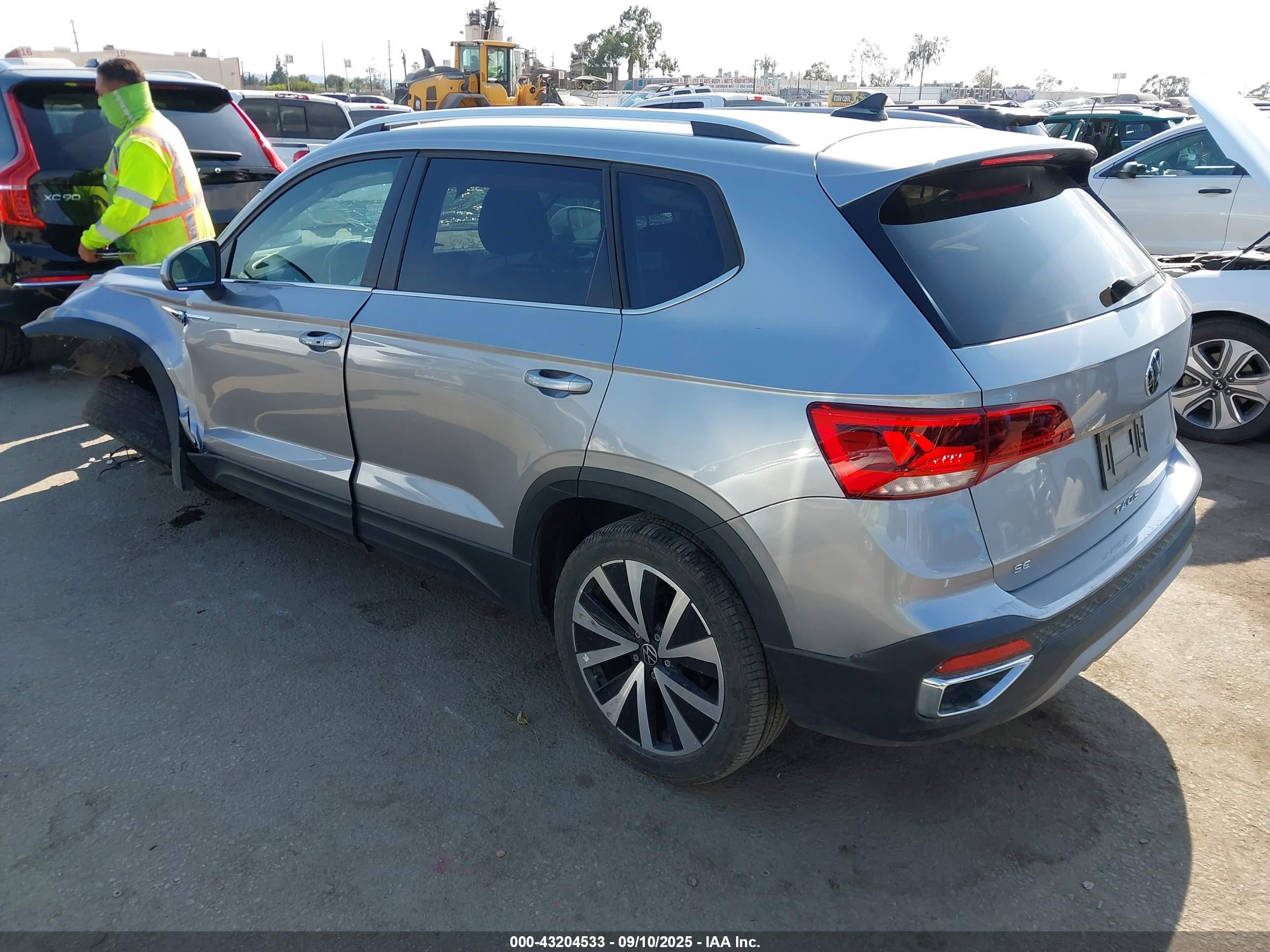 VOLKSWAGEN TAOS image 3