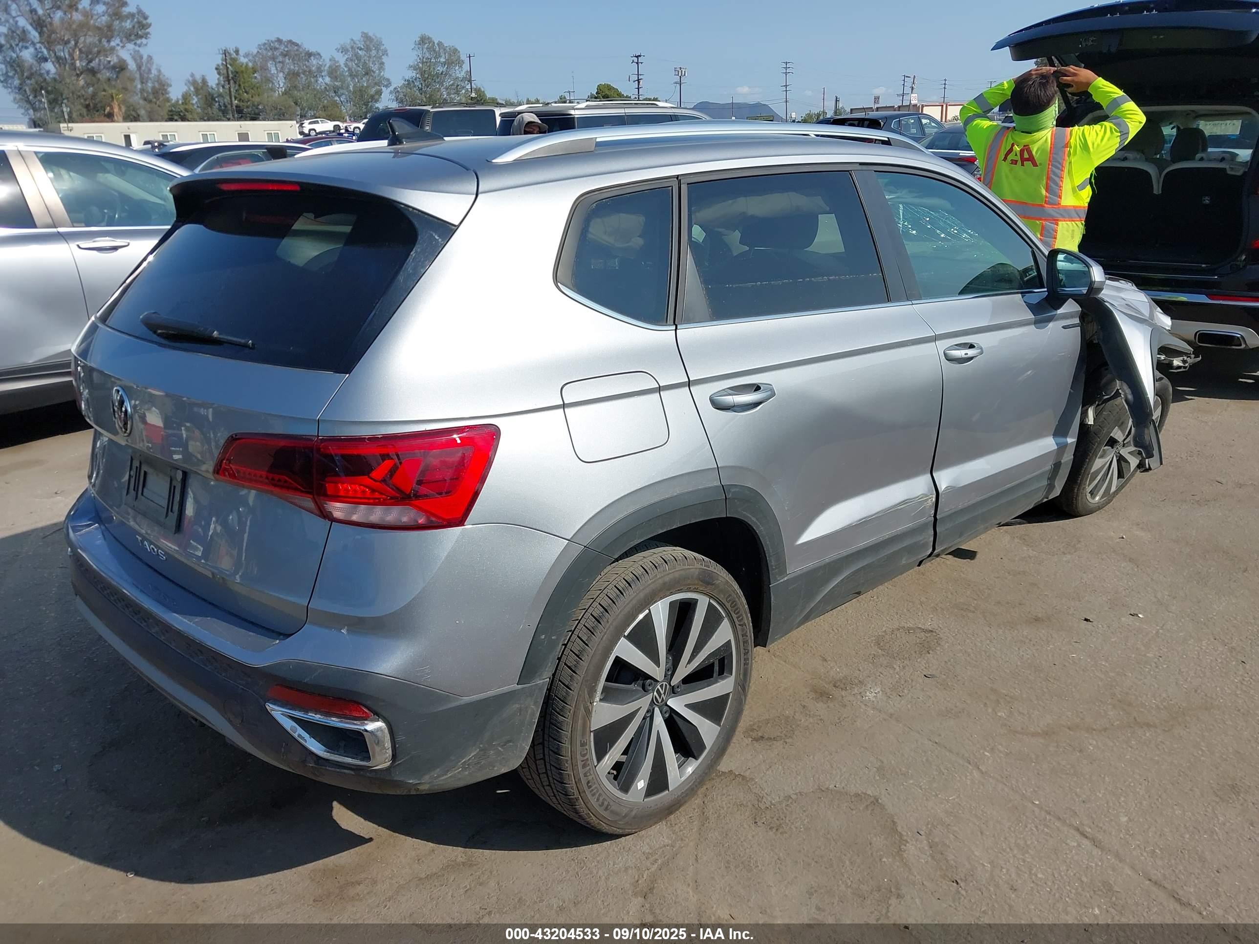 VOLKSWAGEN TAOS image 4