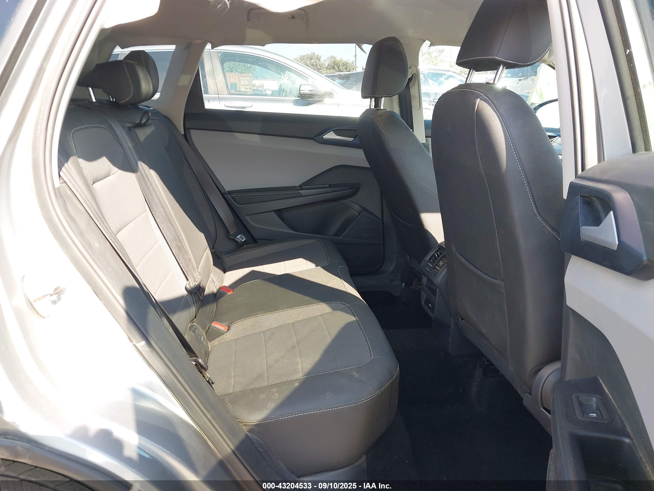 VOLKSWAGEN TAOS image 8