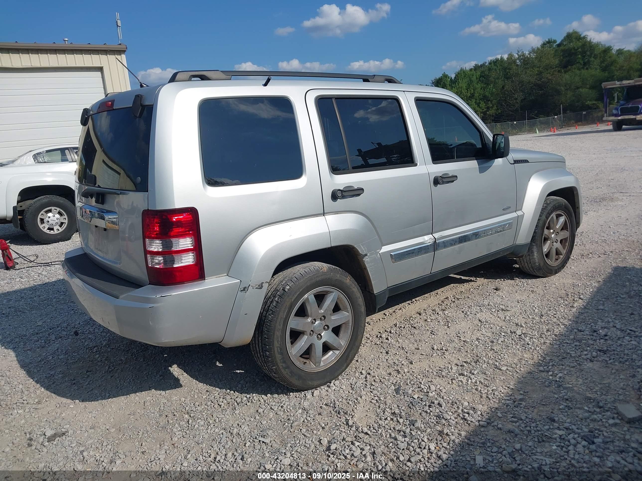 JEEP LIBERTY image 4