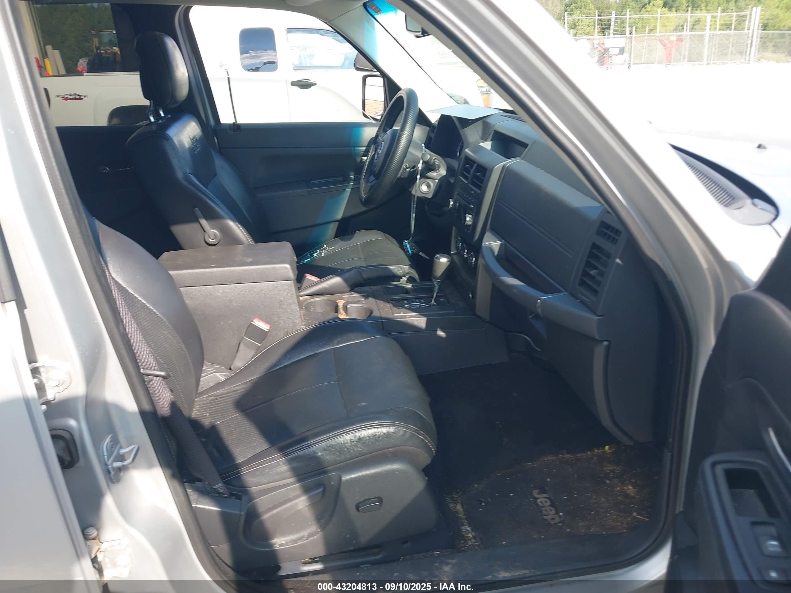 JEEP LIBERTY image 5