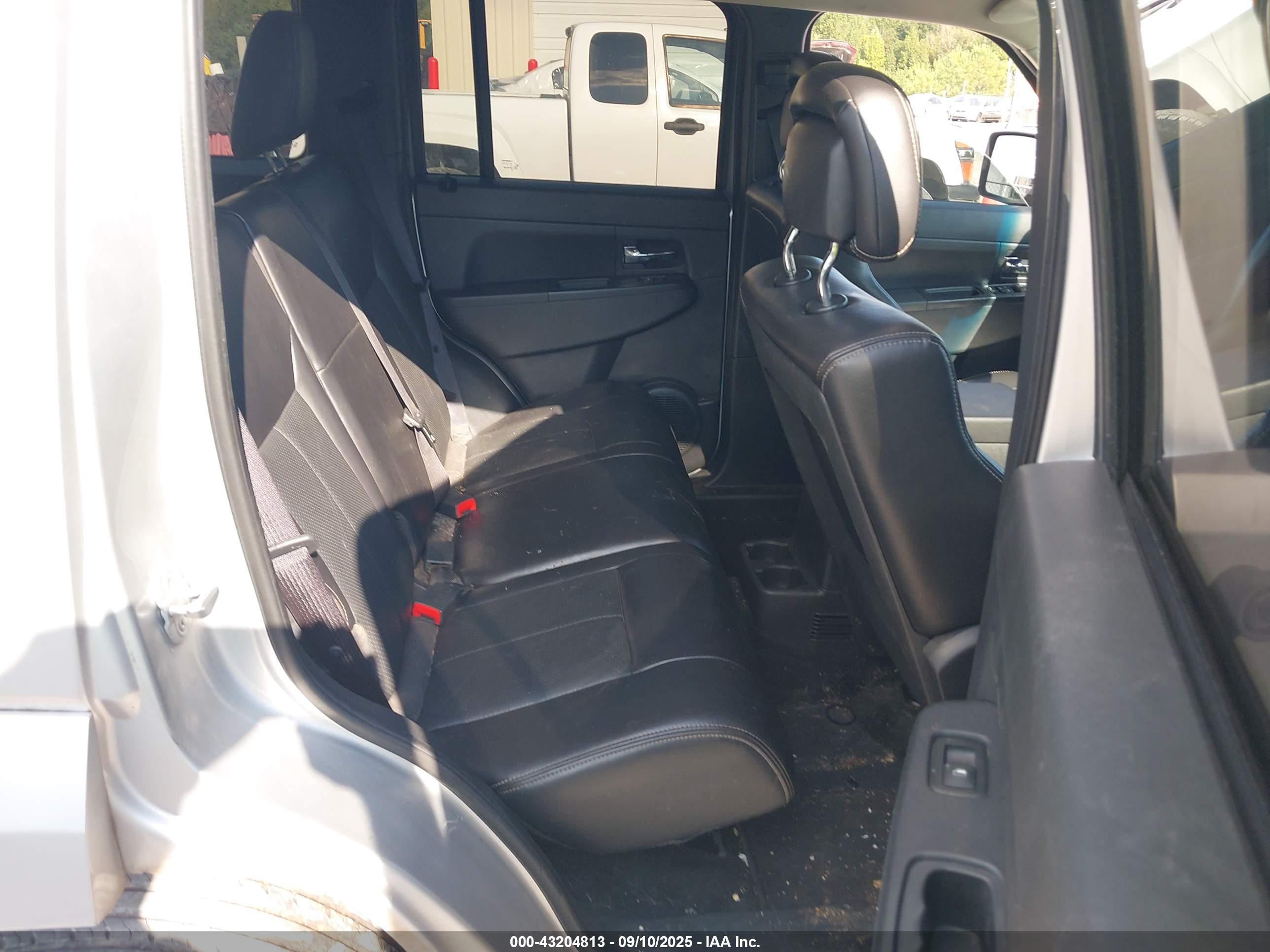 JEEP LIBERTY image 8