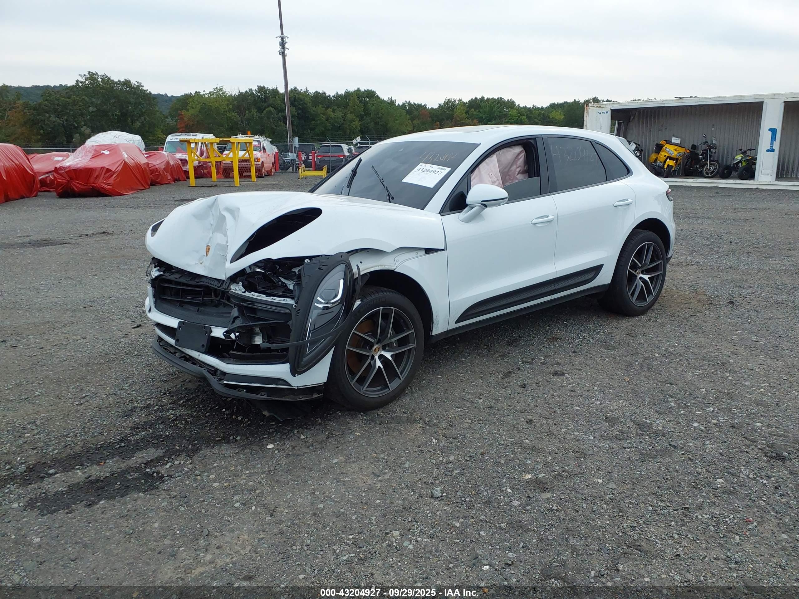 PORSCHE MACAN image 2