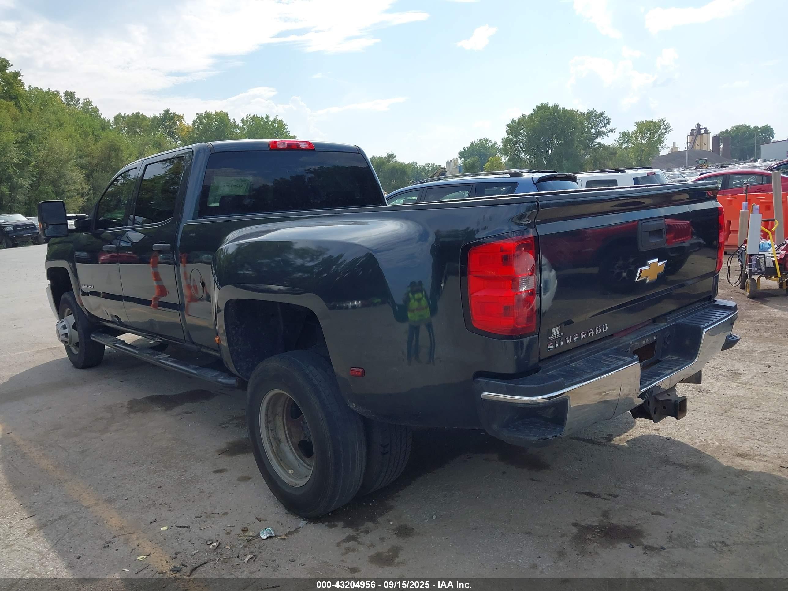 CHEVROLET SILVERADO image 3