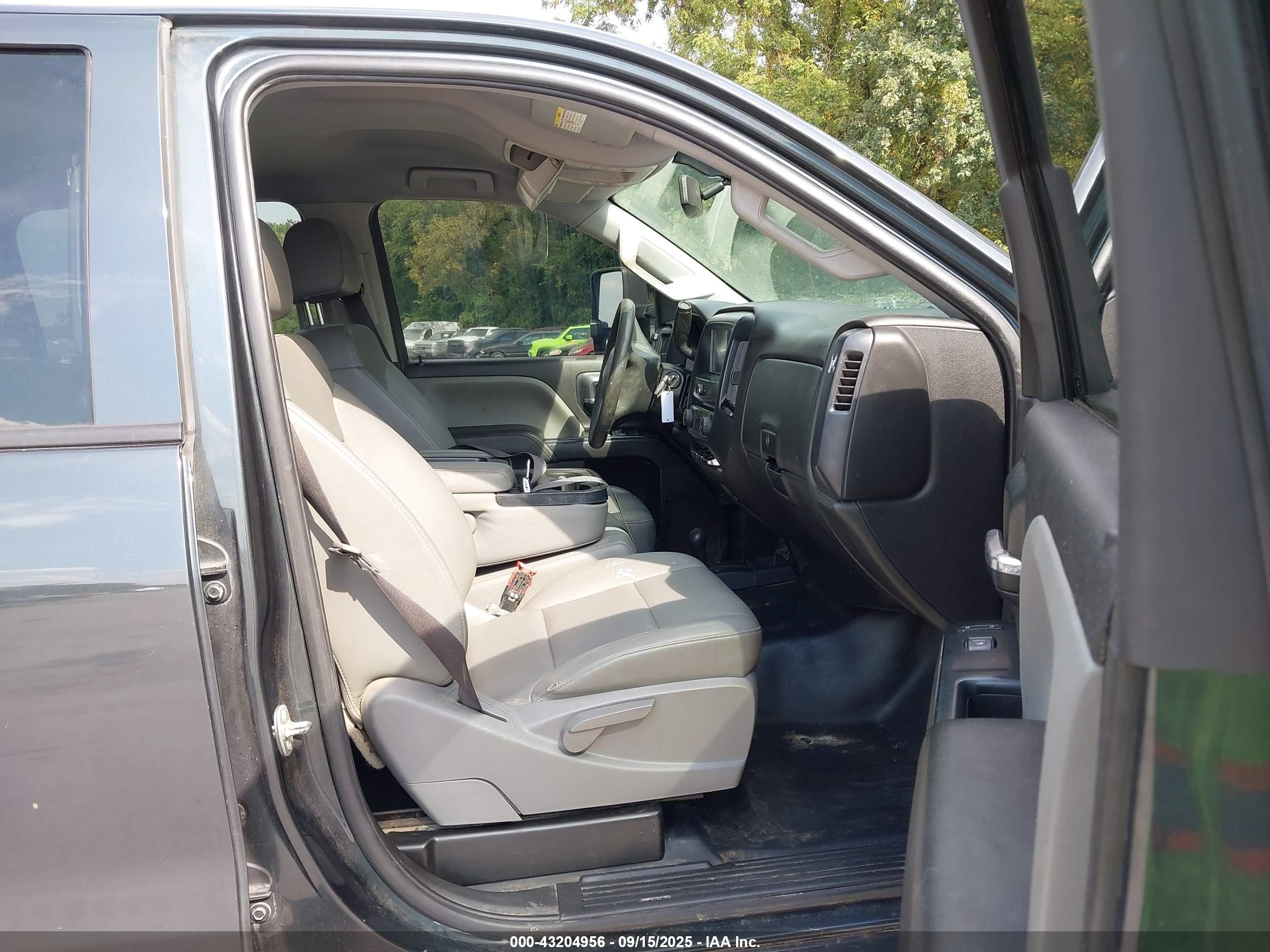 CHEVROLET SILVERADO image 8