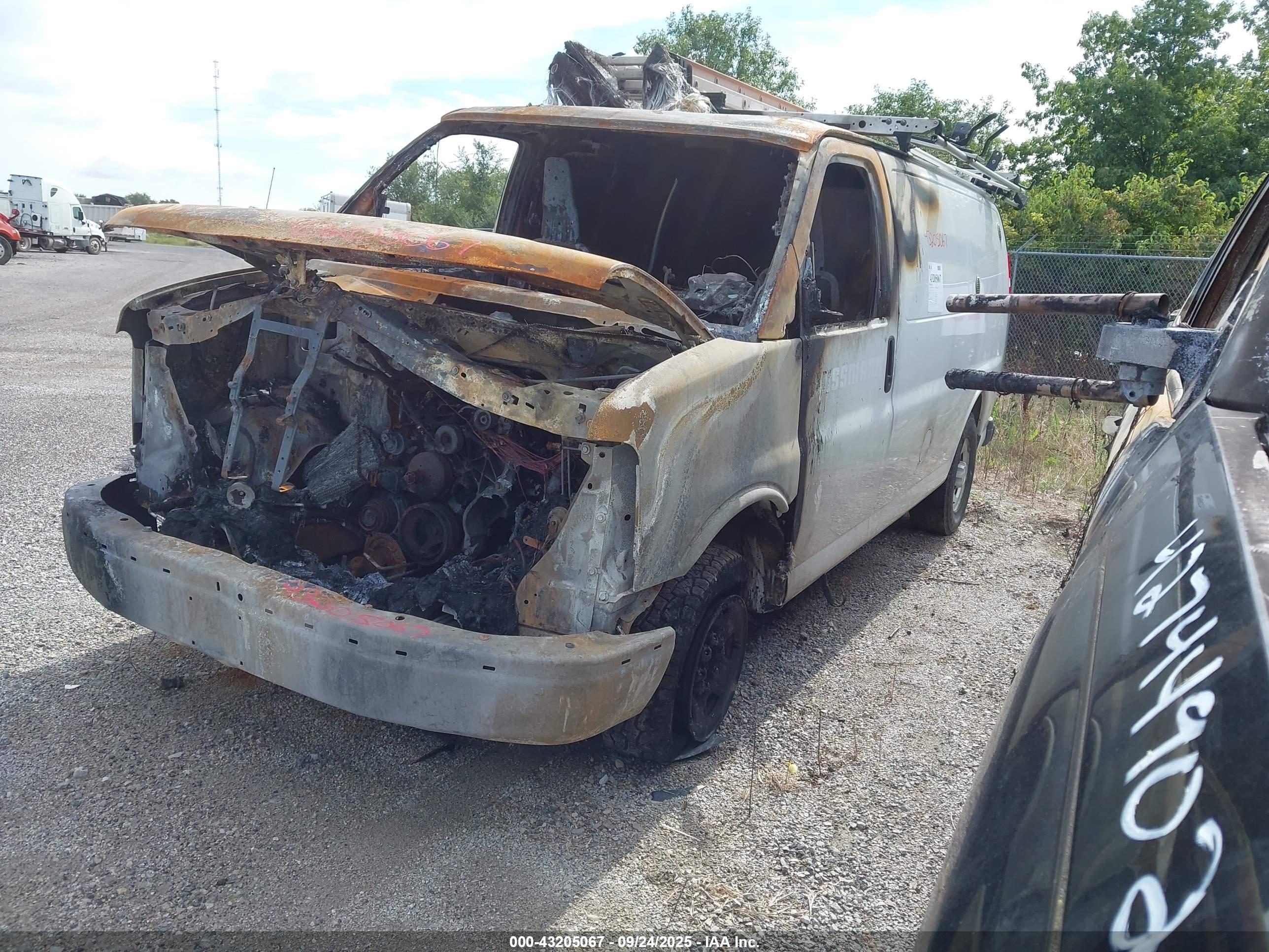 CHEVROLET EXPRESS image 2