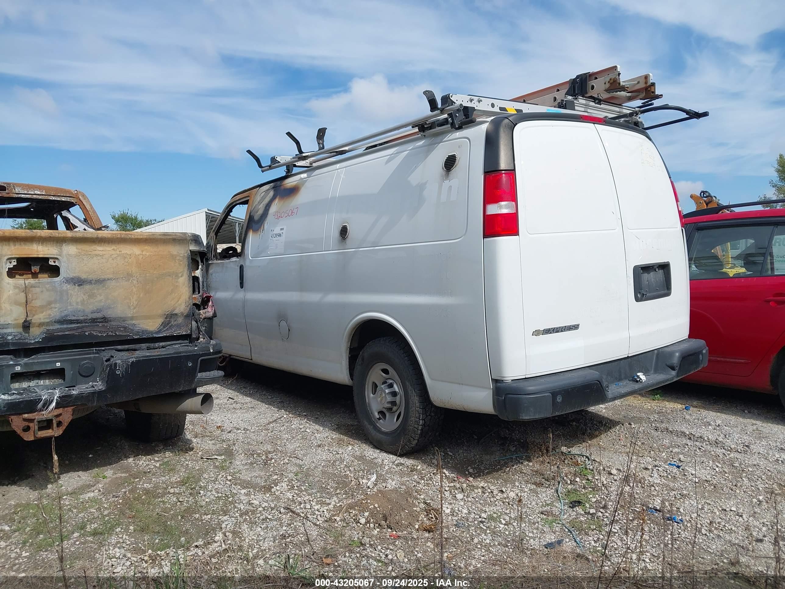 CHEVROLET EXPRESS image 3