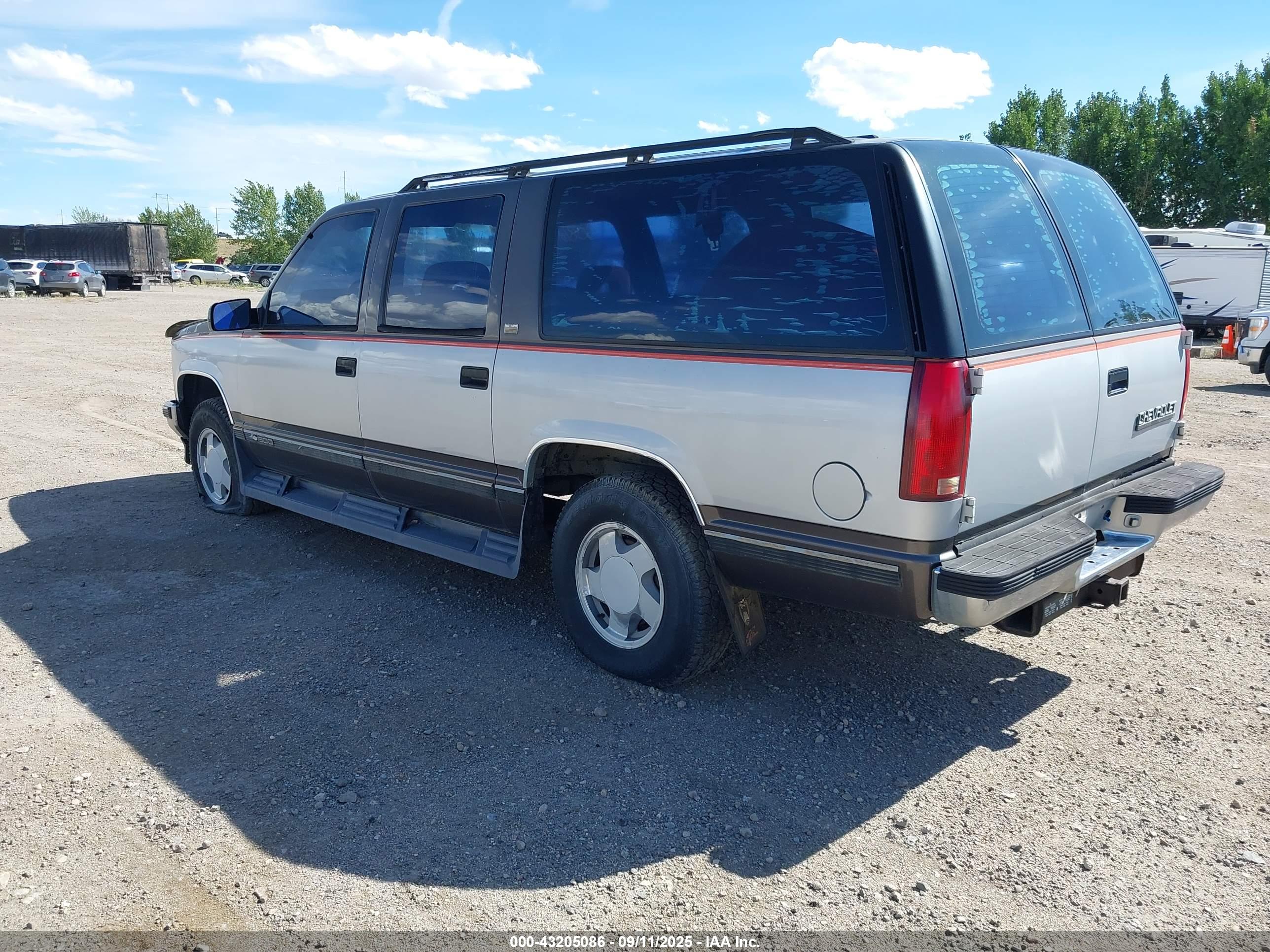 CHEVROLET SUBURBAN image 3