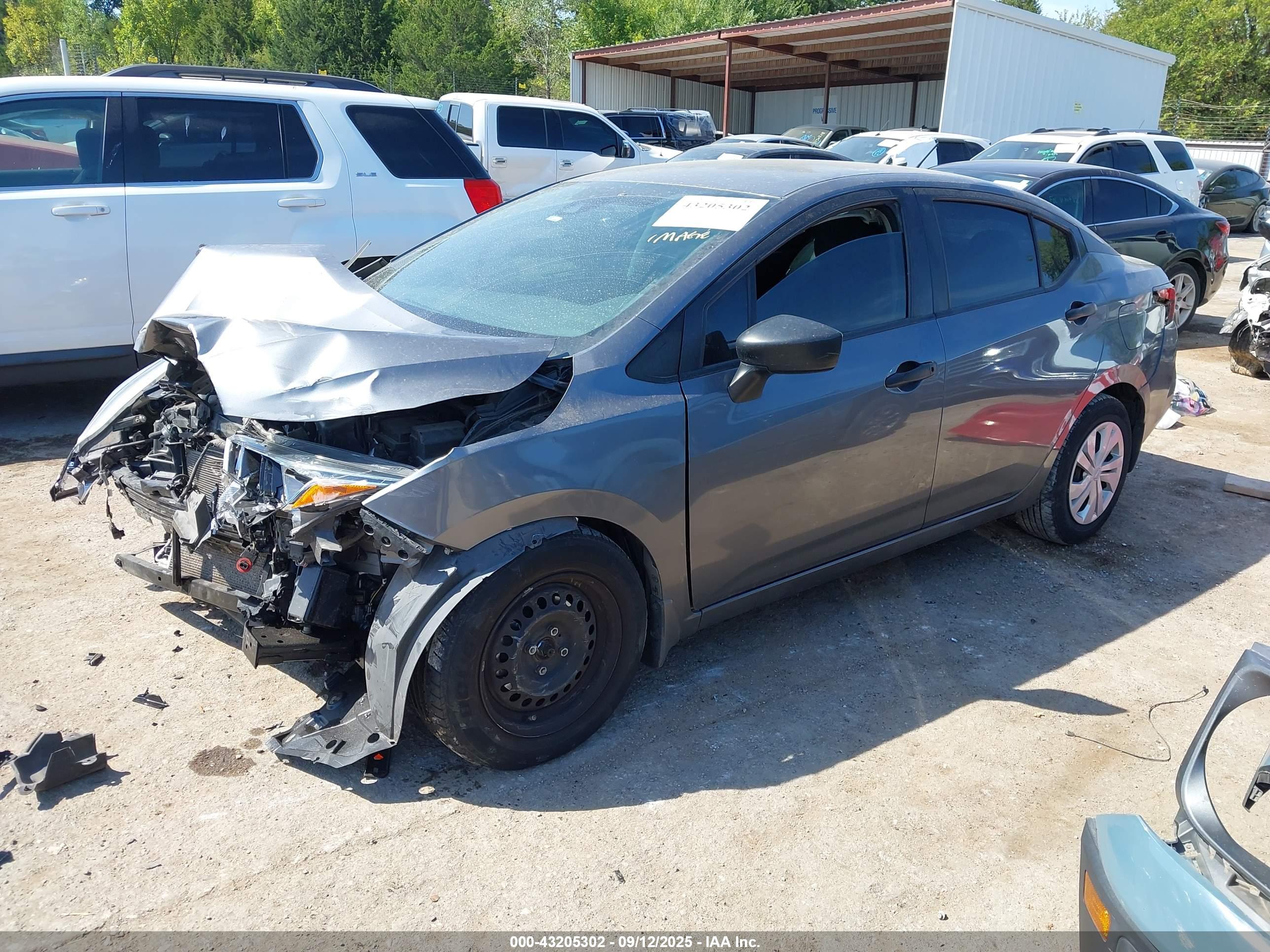 NISSAN VERSA image 2