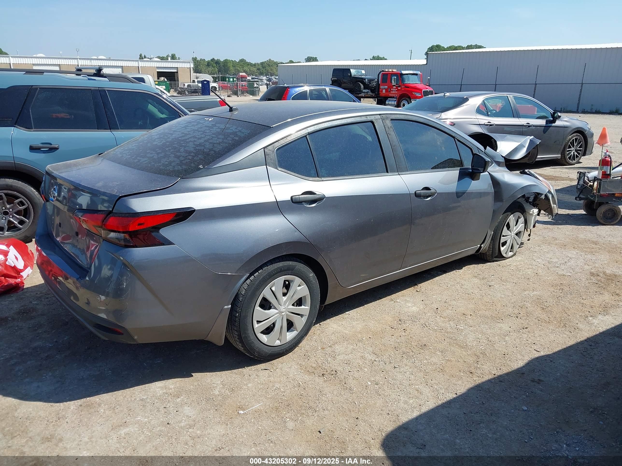 NISSAN VERSA image 4