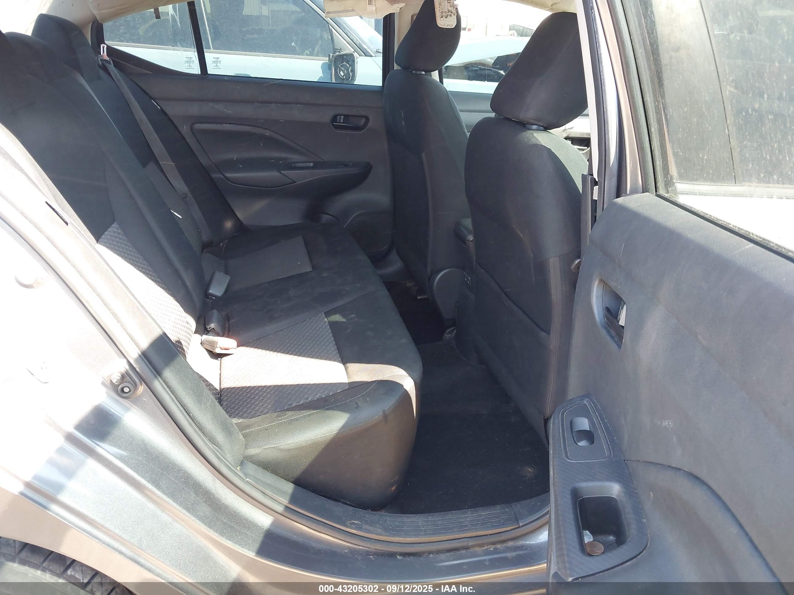 NISSAN VERSA image 8