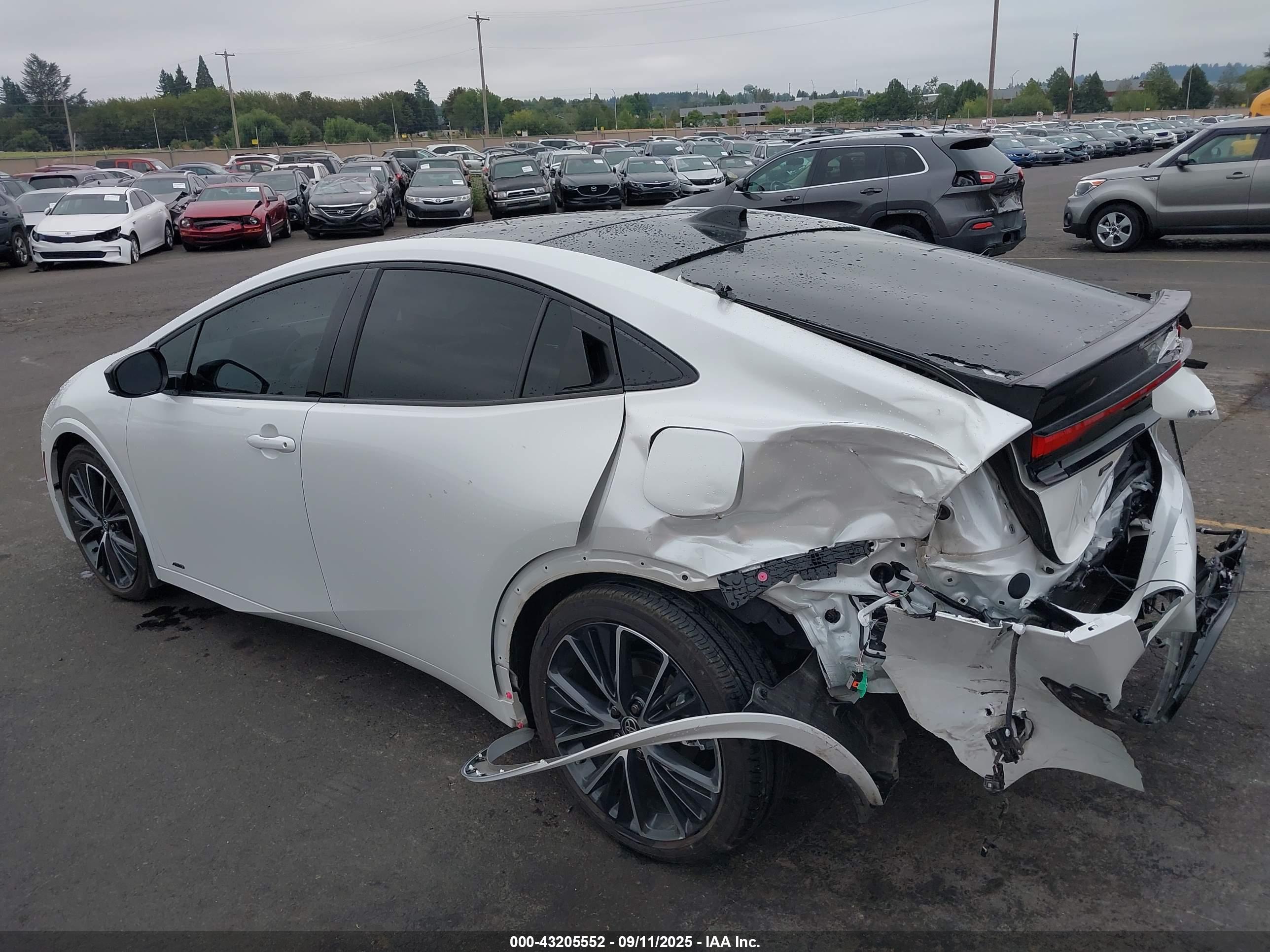 TOYOTA PRIUS image 6