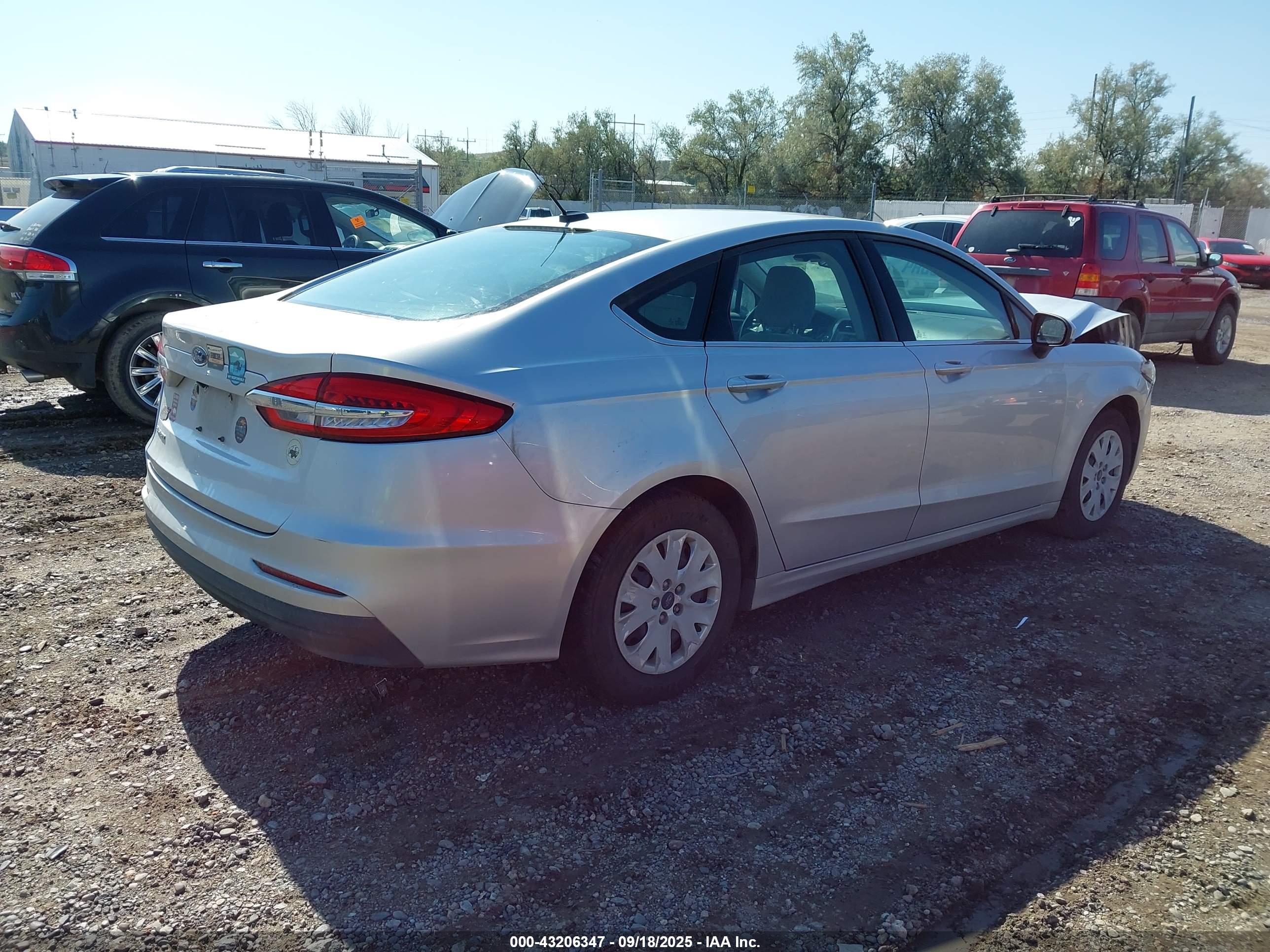 FORD FUSION image 4