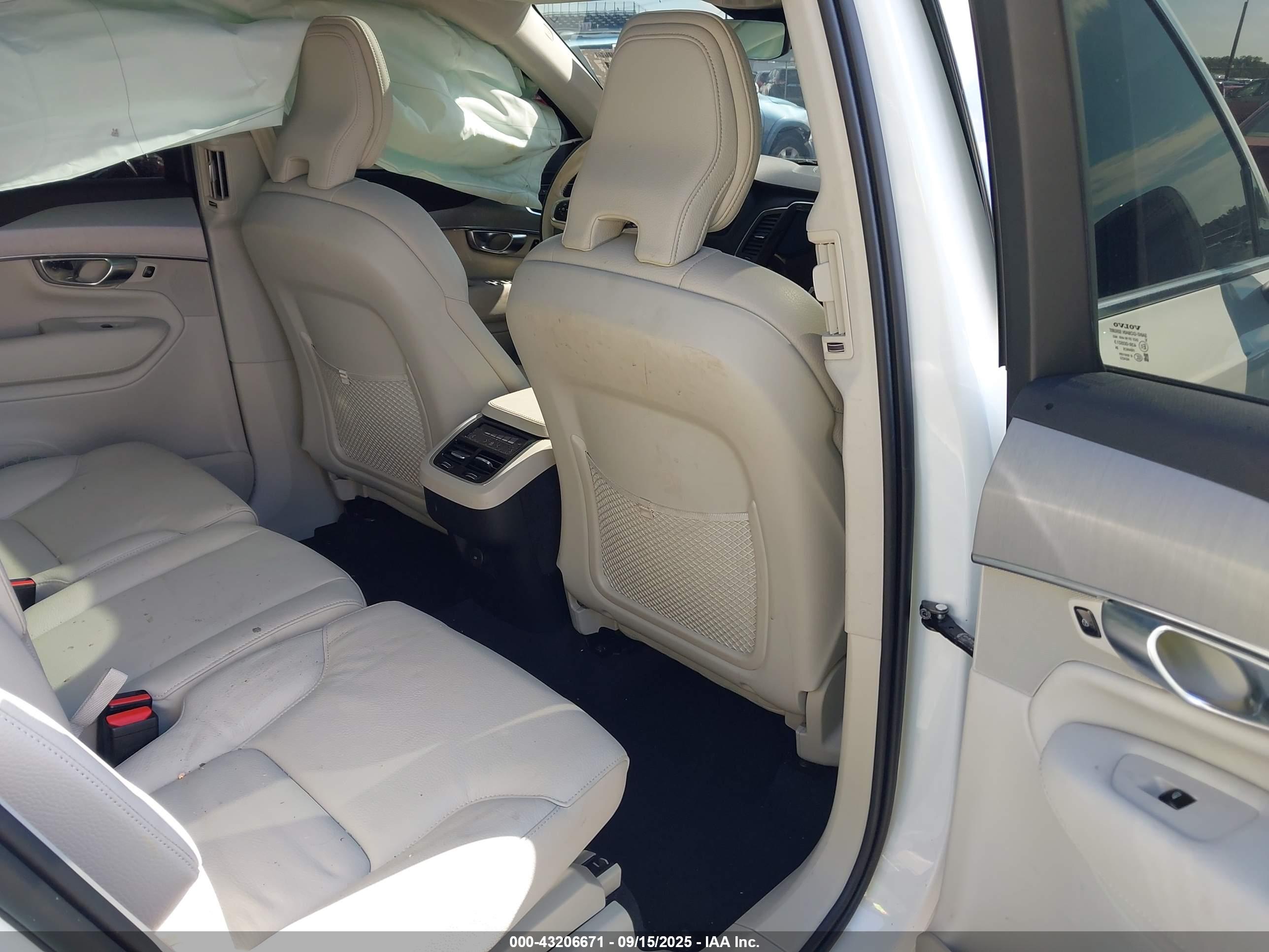 VOLVO XC90 image 8
