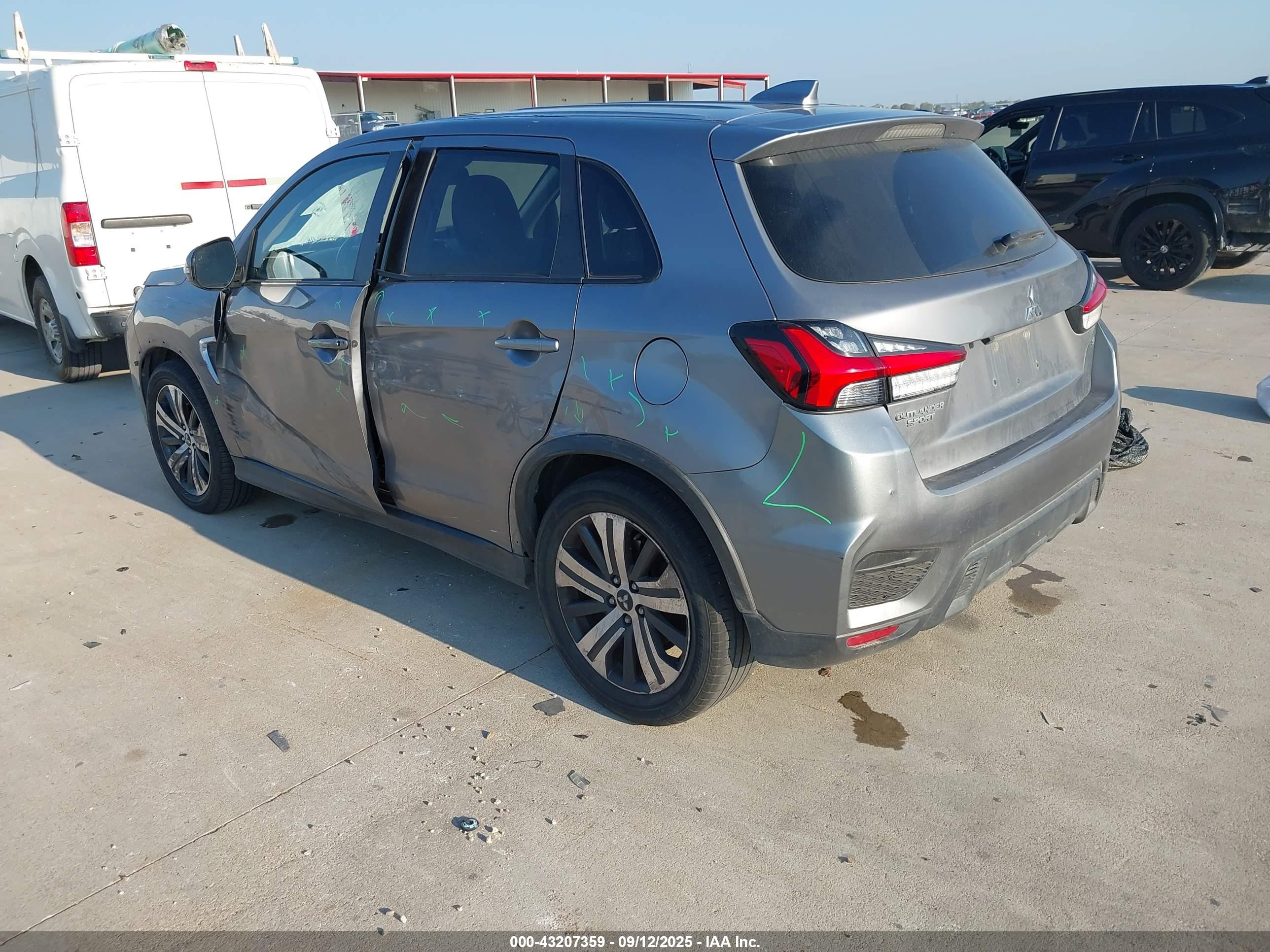 MITSUBISHI OUTLANDER image 3