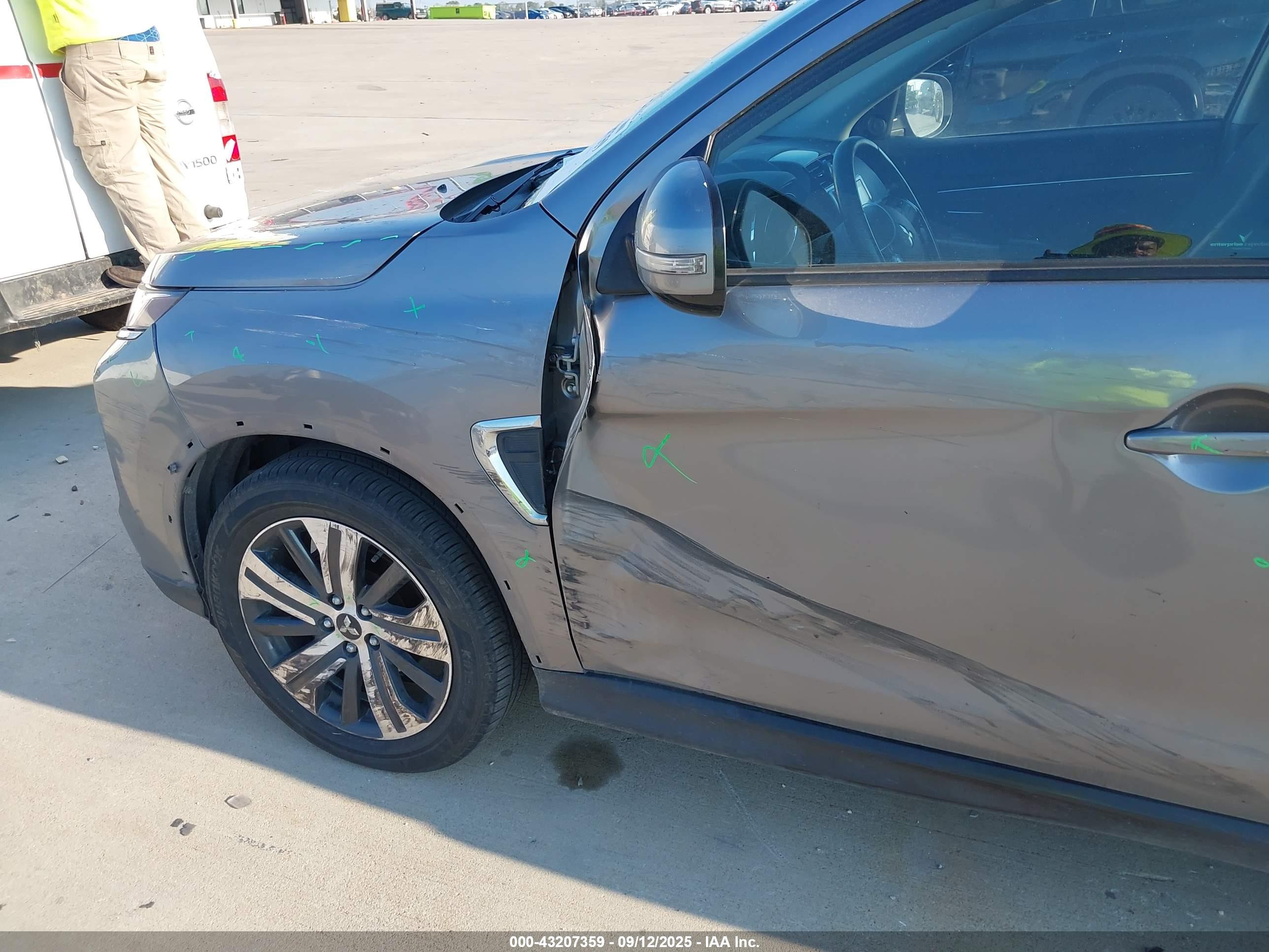 MITSUBISHI OUTLANDER image 6