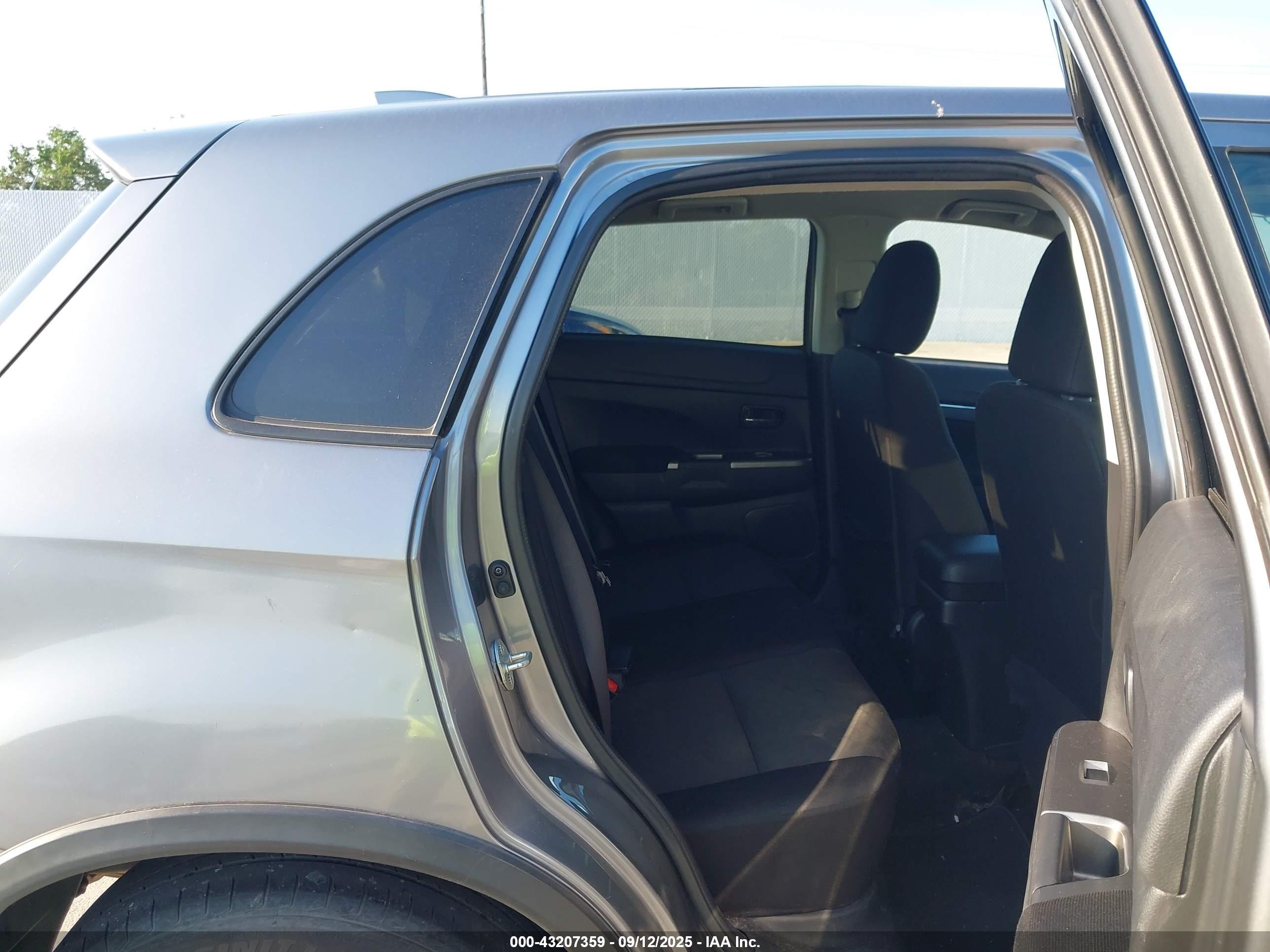 MITSUBISHI OUTLANDER image 8