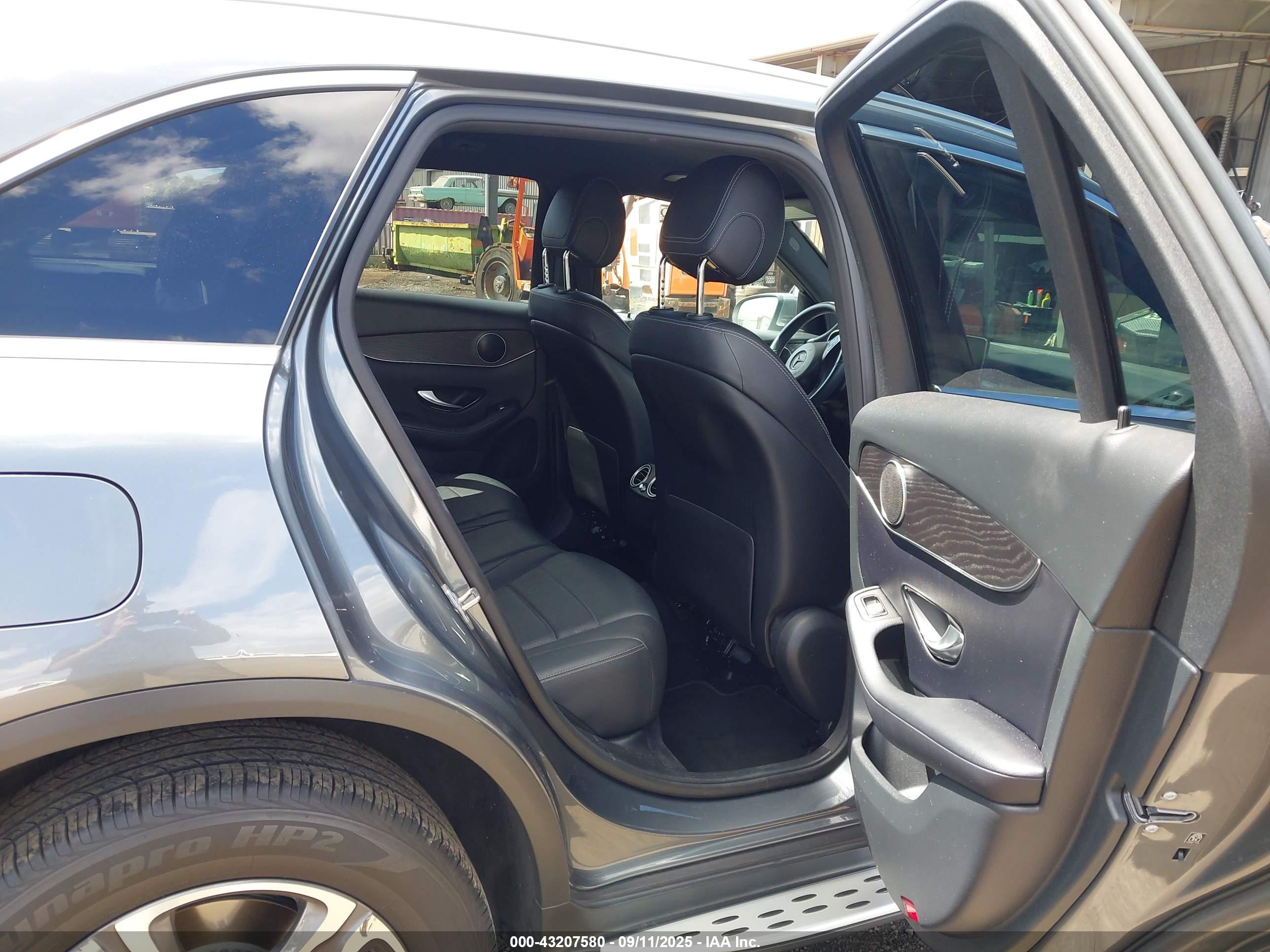 MERCEDES-BENZ GLC image 8