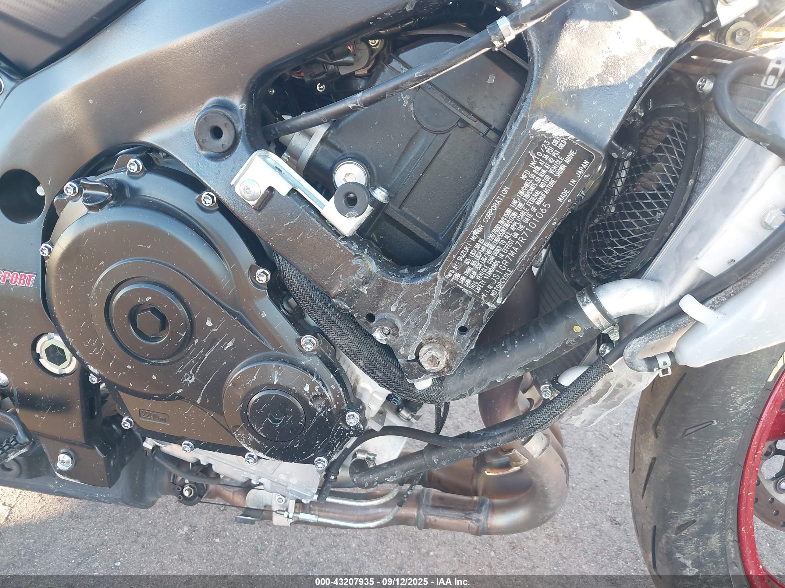SUZUKI GSX-R750 image 8