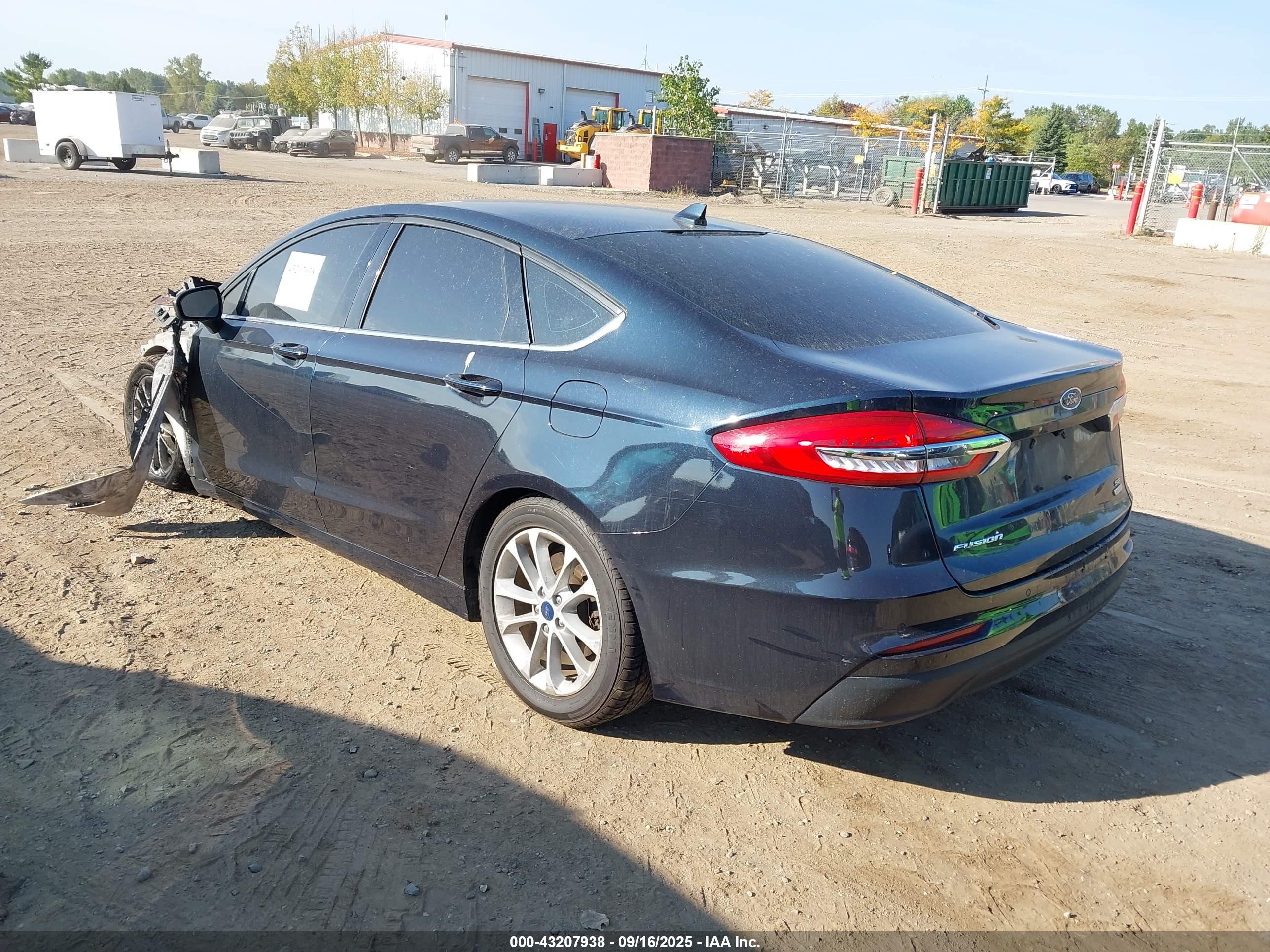 FORD FUSION image 3