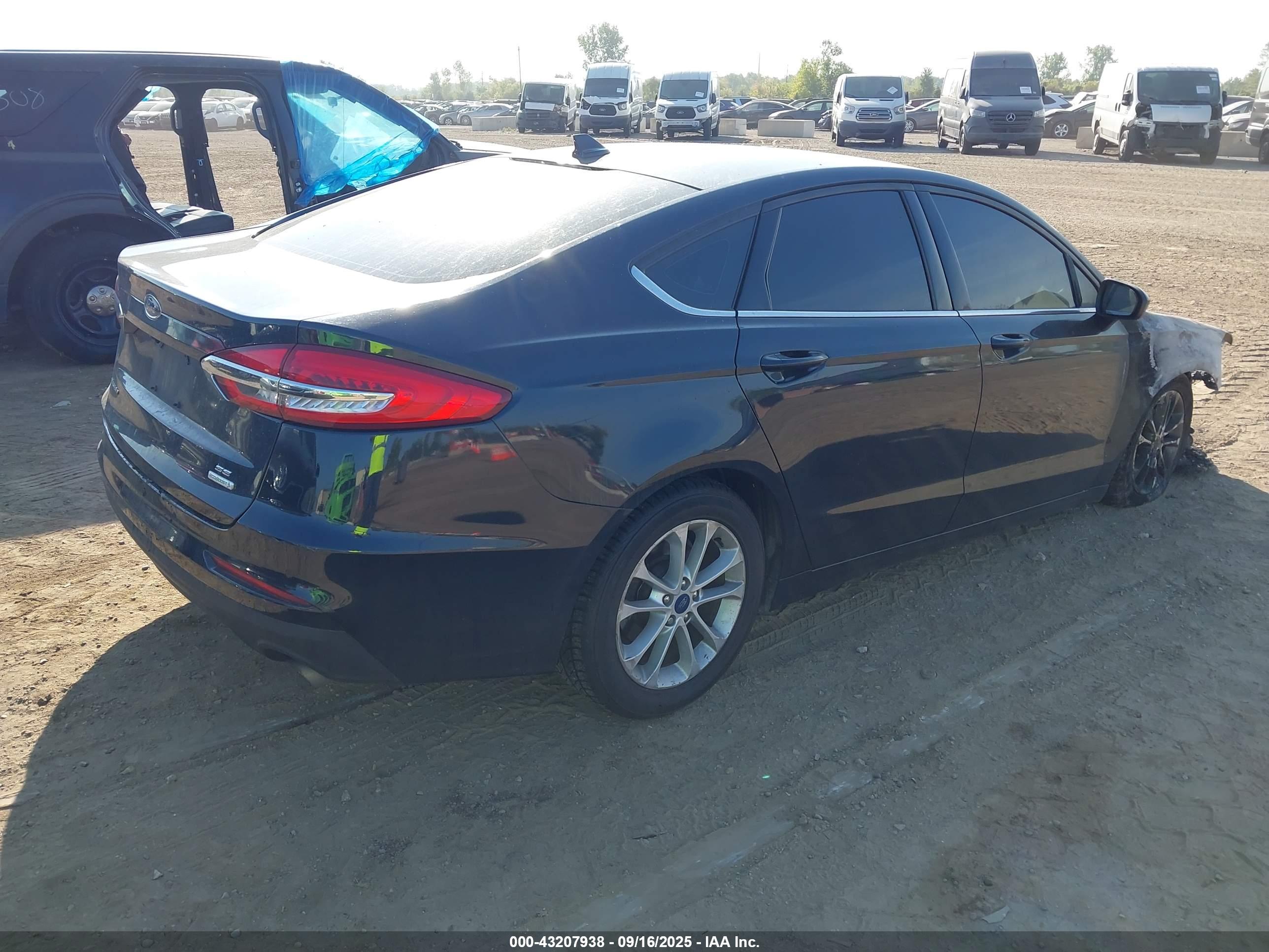 FORD FUSION image 4